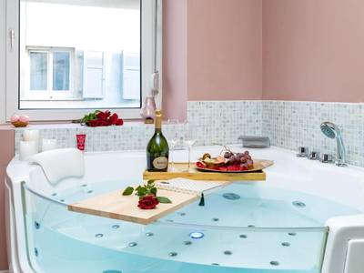 Baignoire balnéo vitrée avec rose et champagne - @Romantic Suite & Spa @Jacuzzi @ Parking gratuit @