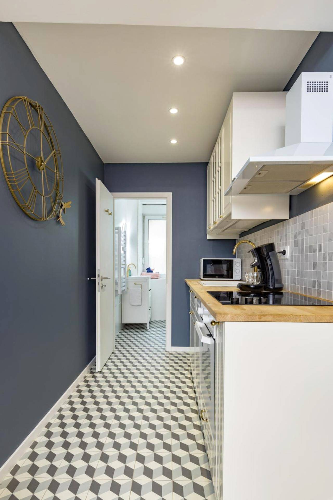 Cuisine équipée moderne avec sol à motifs - @Romantic Suite & Spa @Jacuzzi @ Parking gratuit @