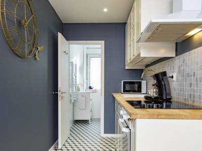 Cuisine équipée moderne avec sol à motifs - @Romantic Suite & Spa @Jacuzzi @ Parking gratuit @