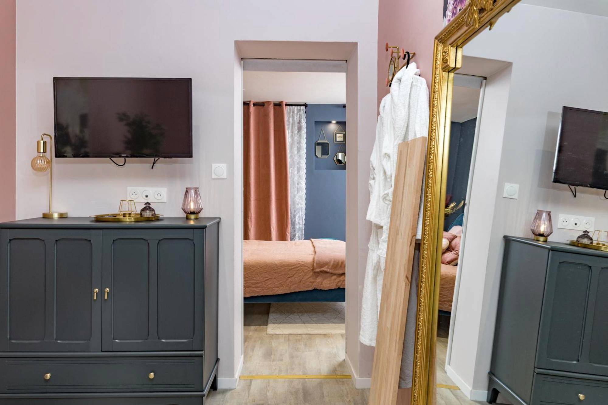 Commode avec télévision et peignoirs blancs - @Romantic Suite & Spa @Jacuzzi @ Parking gratuit @