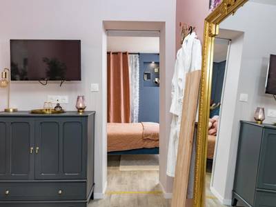 Commode avec télévision et peignoirs blancs - @Romantic Suite & Spa @Jacuzzi @ Parking gratuit @