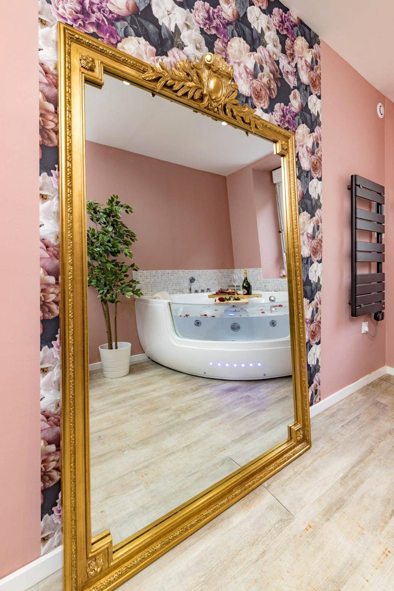 Photo du logement - @Romantic Suite & Spa @Jacuzzi @ Parking gratuit @