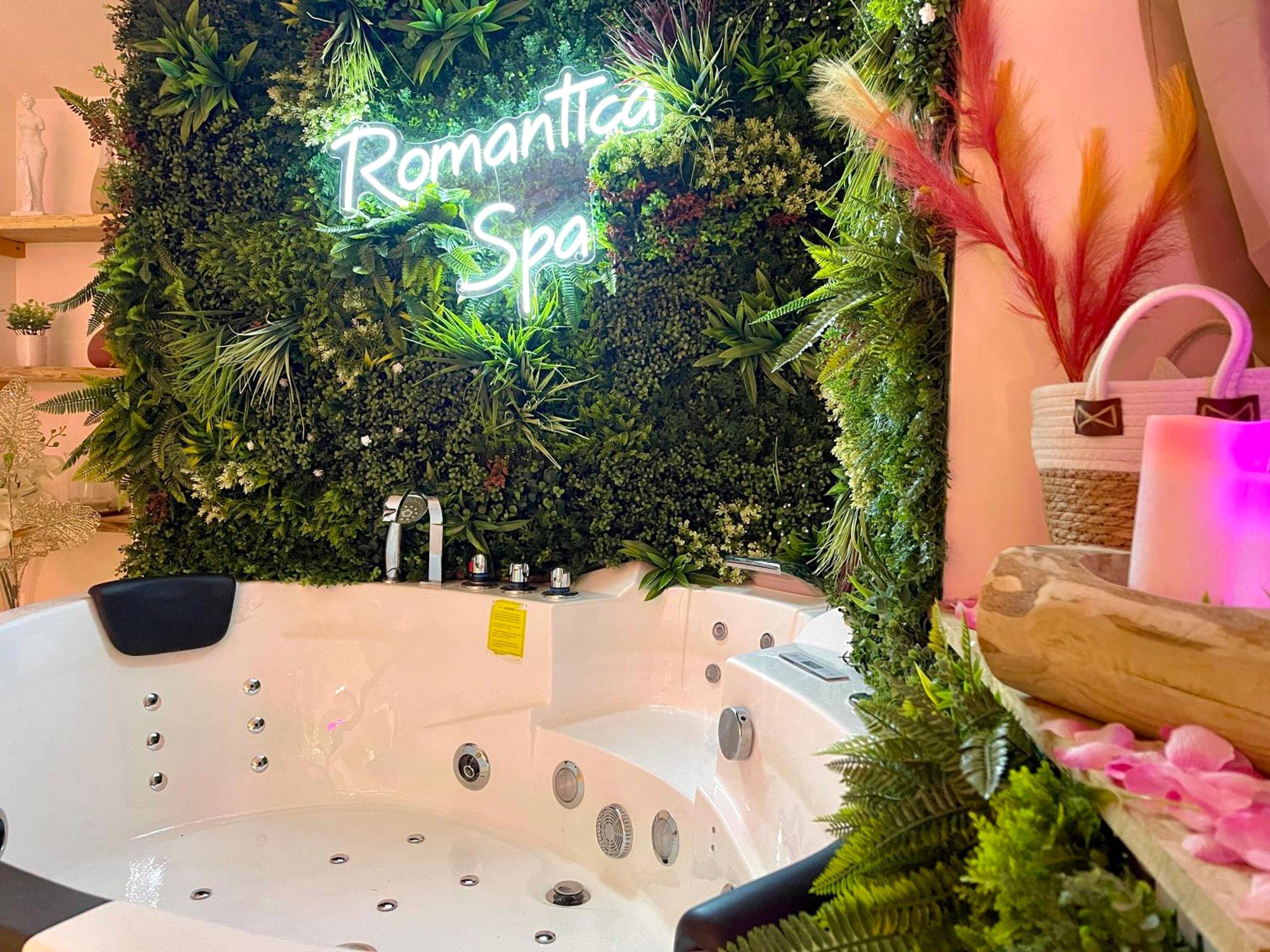 Baignoire balnéo devant un mur végétal - Love Room Saint - Dié - des - Vosges - Romantica Spa