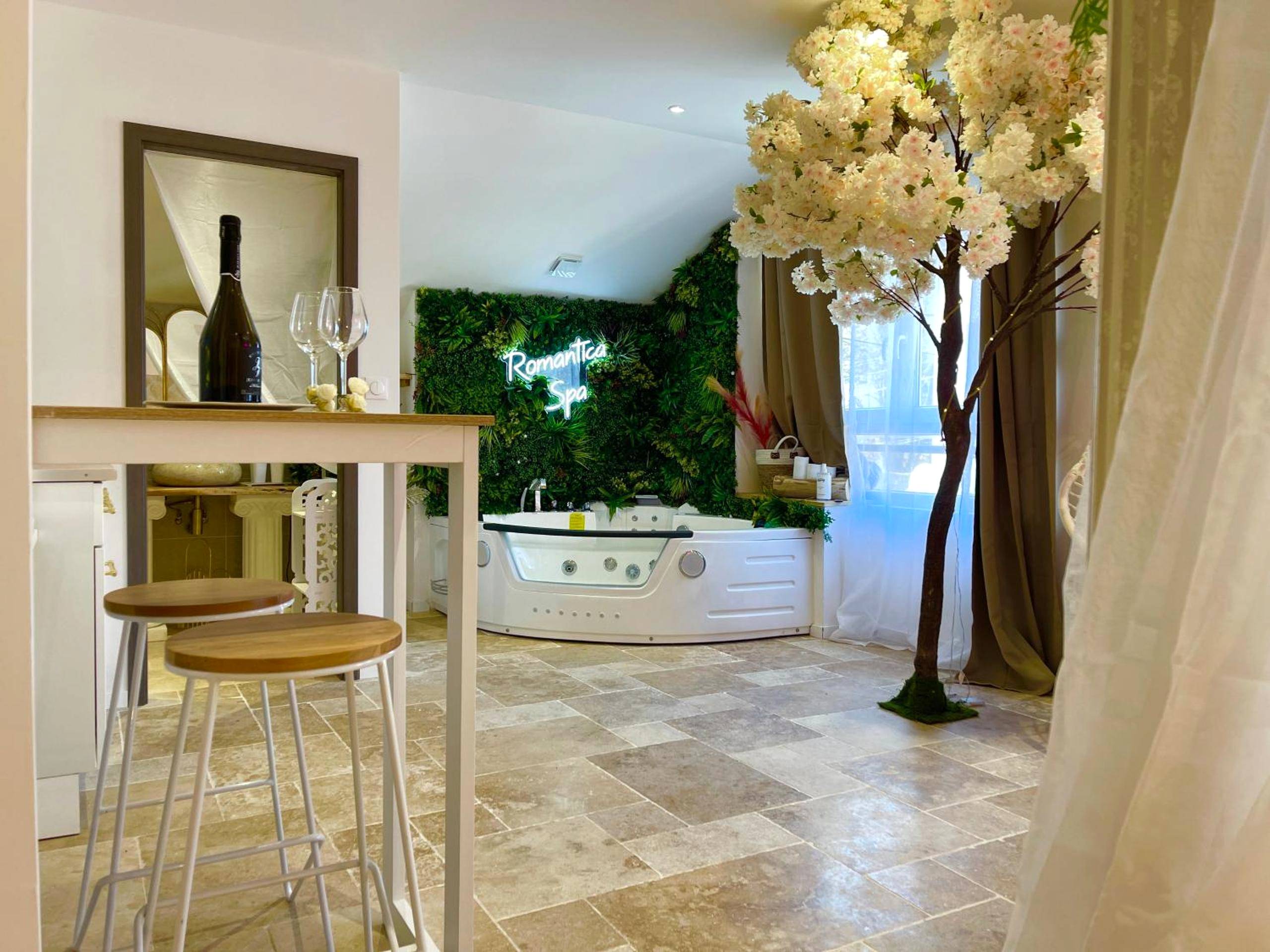 Espace détente avec spa et arbre décoratif - Romantica Spa