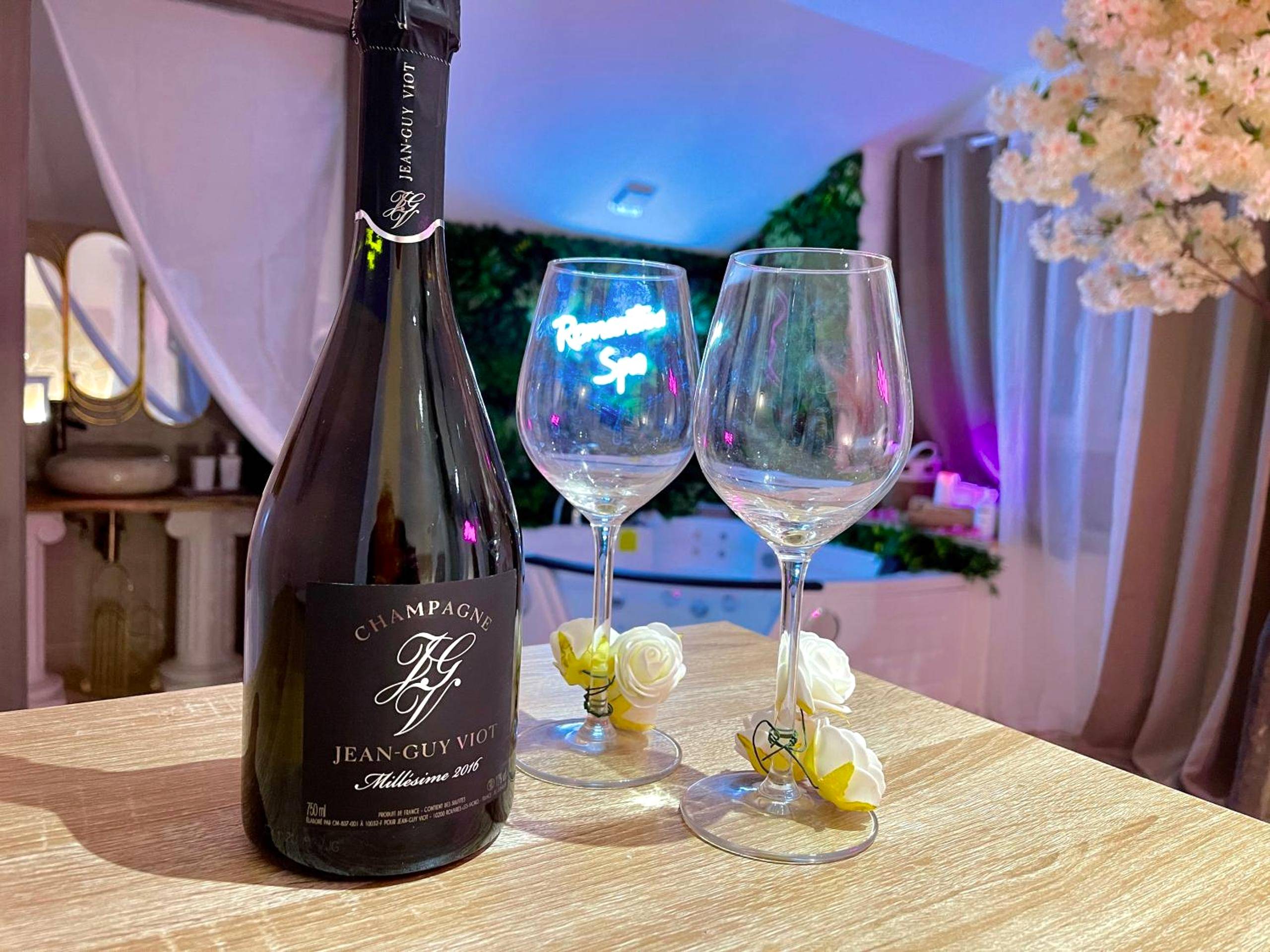 Bouteille de champagne et deux flûtes - Romantica Spa