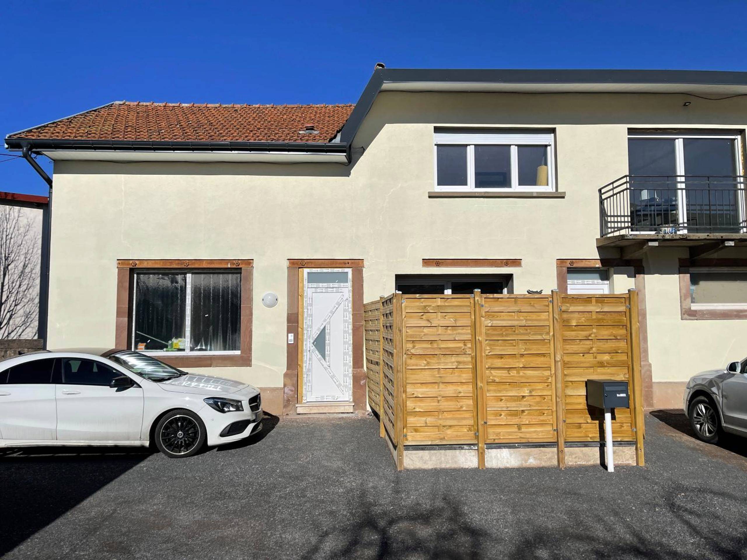 Façade de la maison avec parking - Romantica Spa