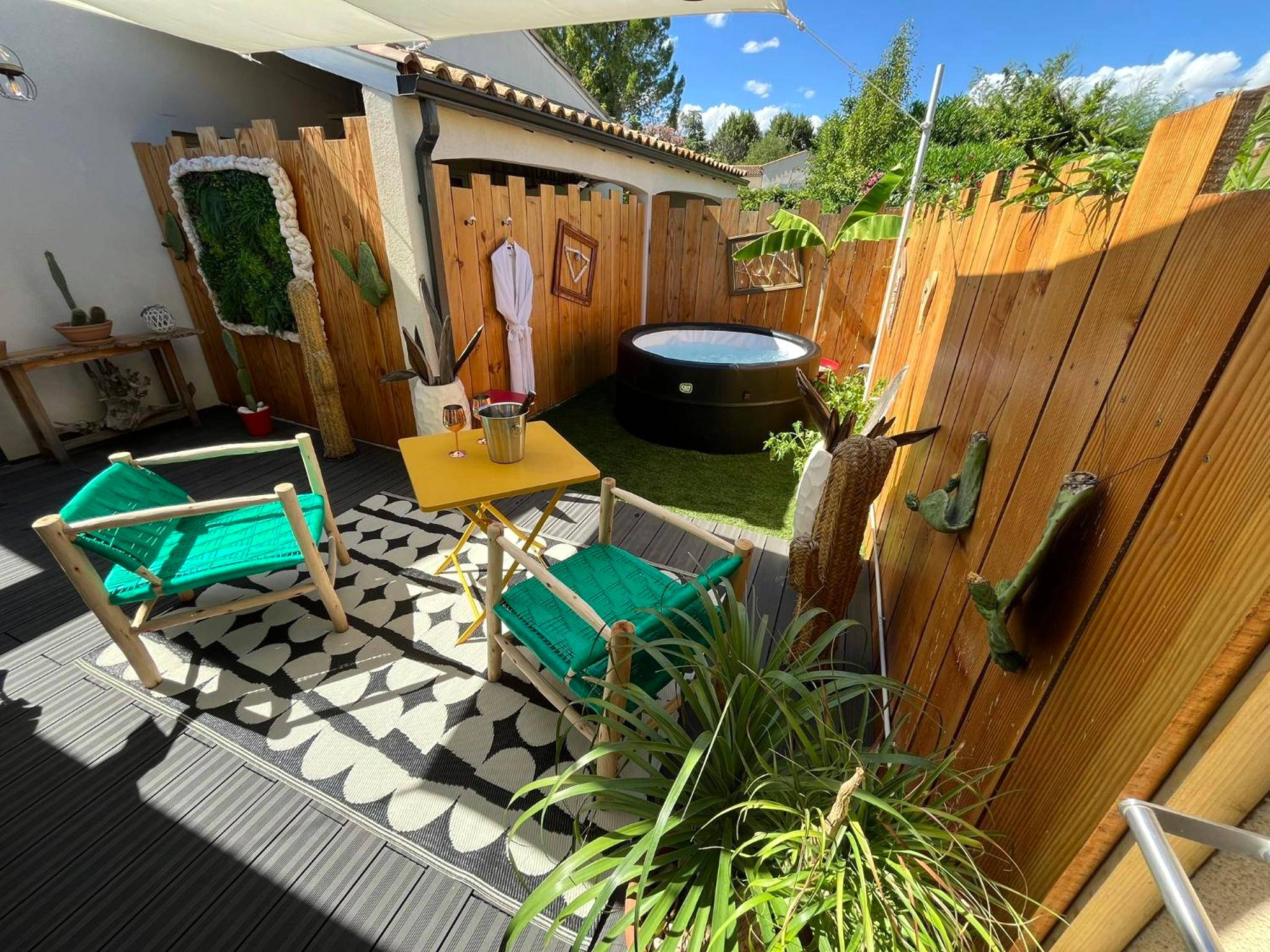 Terrasse bois avec jacuzzi et salon de jardin - Love Room Congénies - La Romantica