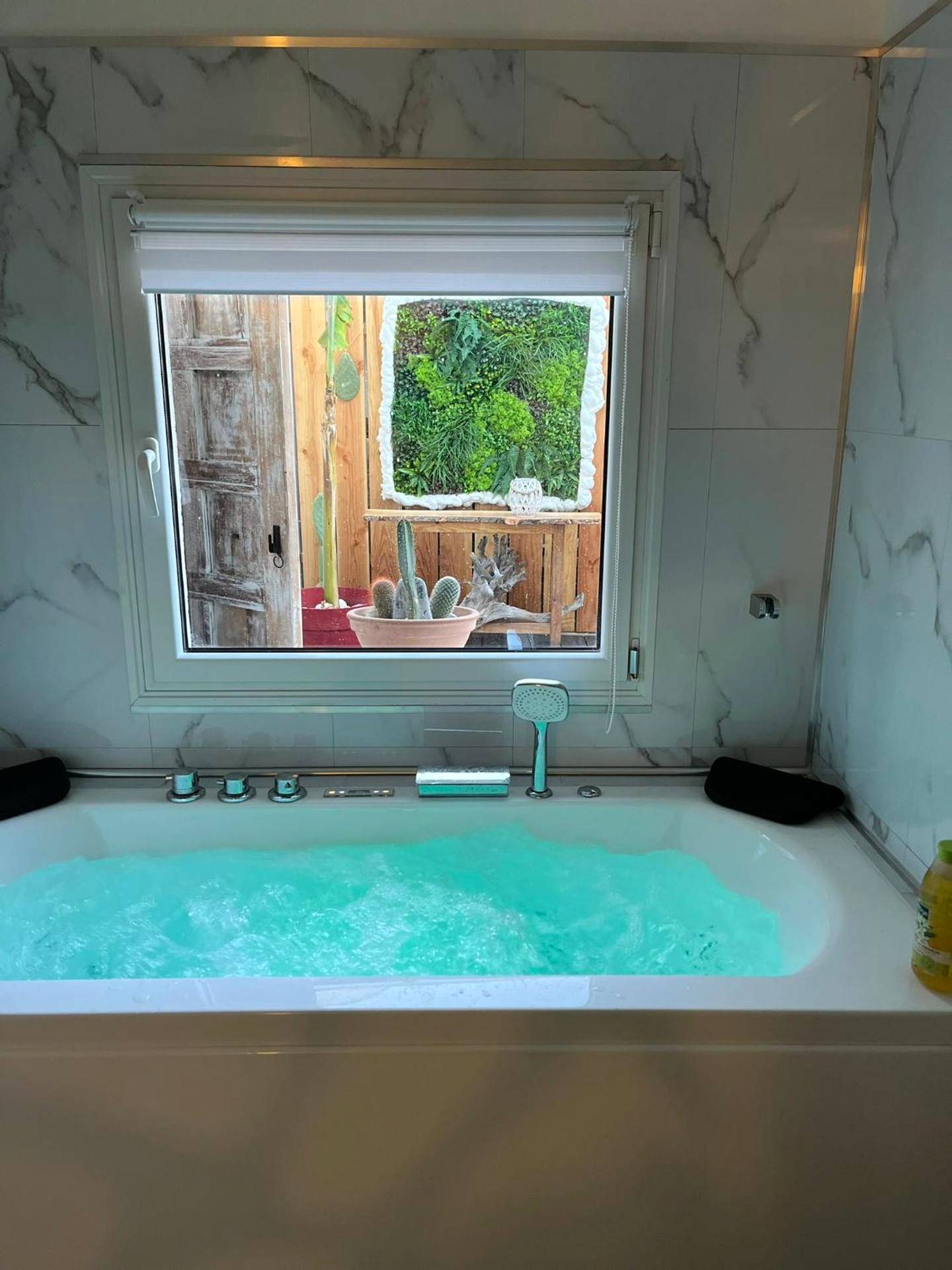 Baignoire balnéo avec éclairage LED turquoise - La Romantica