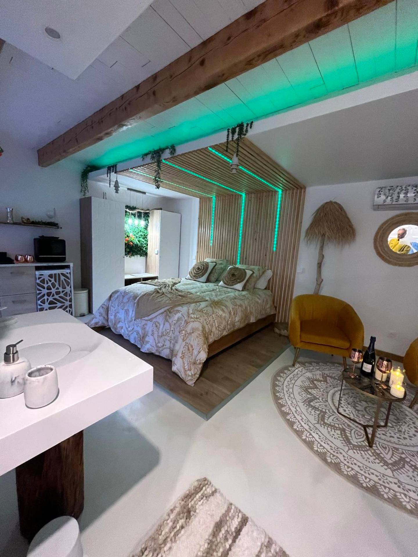 Espace nuit avec tête de lit en bois et LED - La Romantica