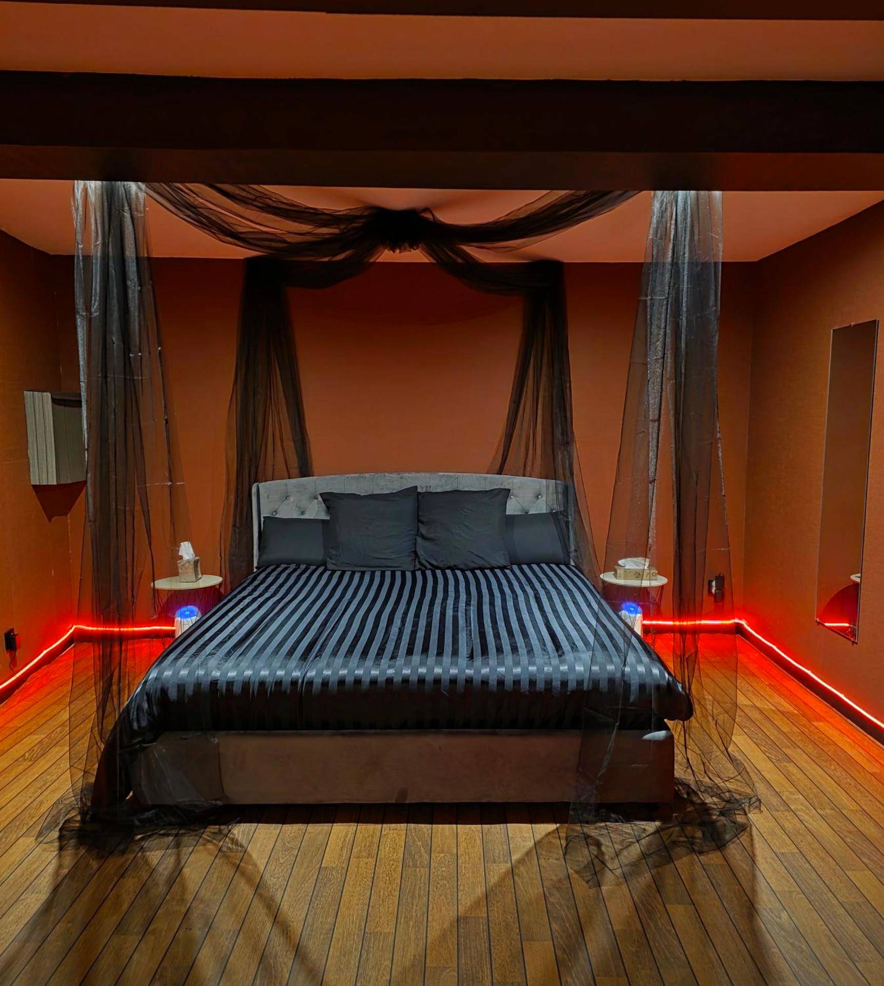 Lit double avec voilage noir et rubans LED - Suite Romanting Metz Centre Private Spa