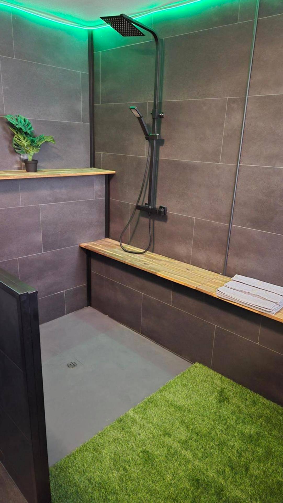 Douche à l'italienne avec banc en bois - Suite Romanting Metz Centre Private Spa