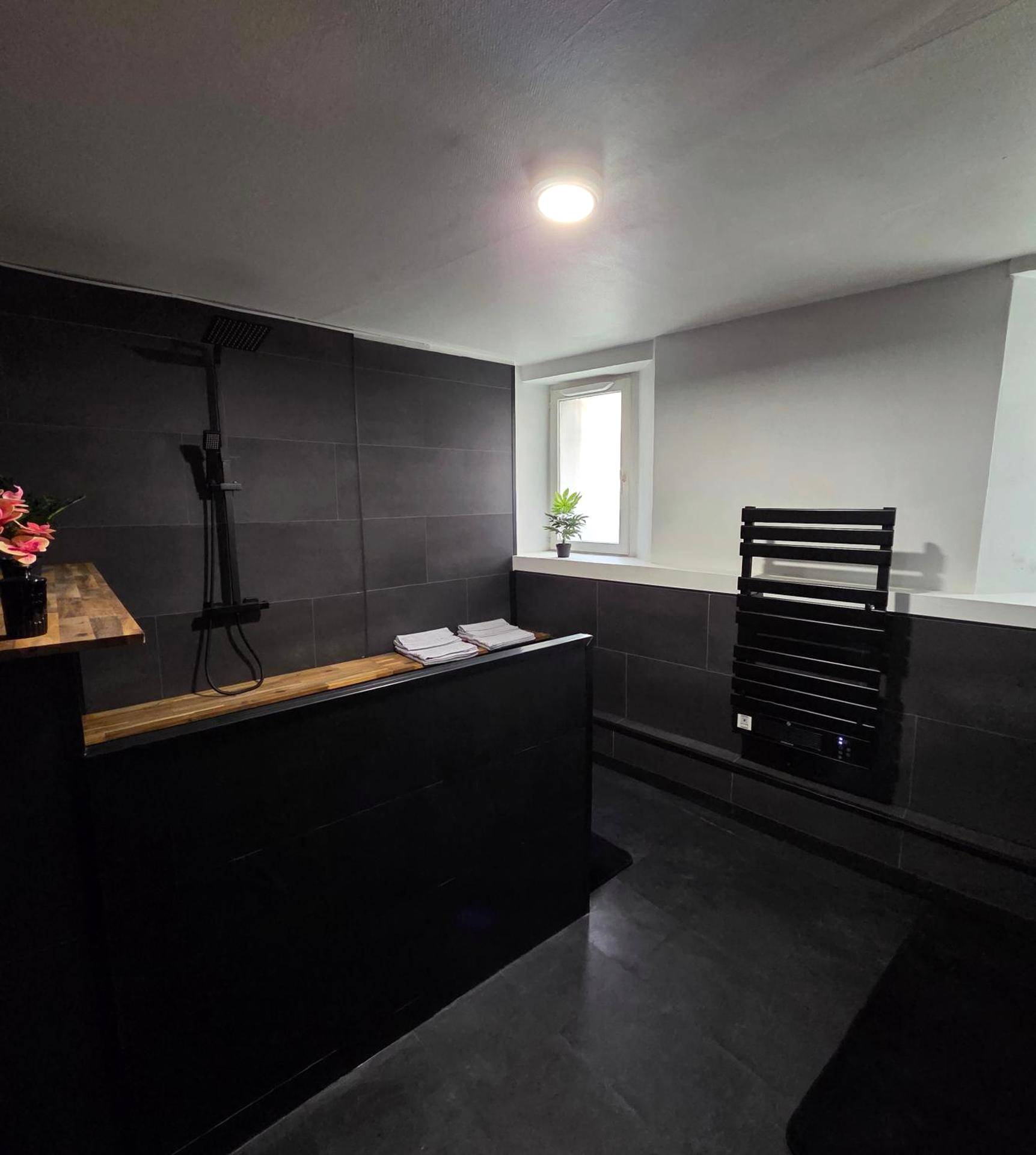 Salle de bain moderne aux tons gris et noir - Suite Romanting Metz Centre Private Spa