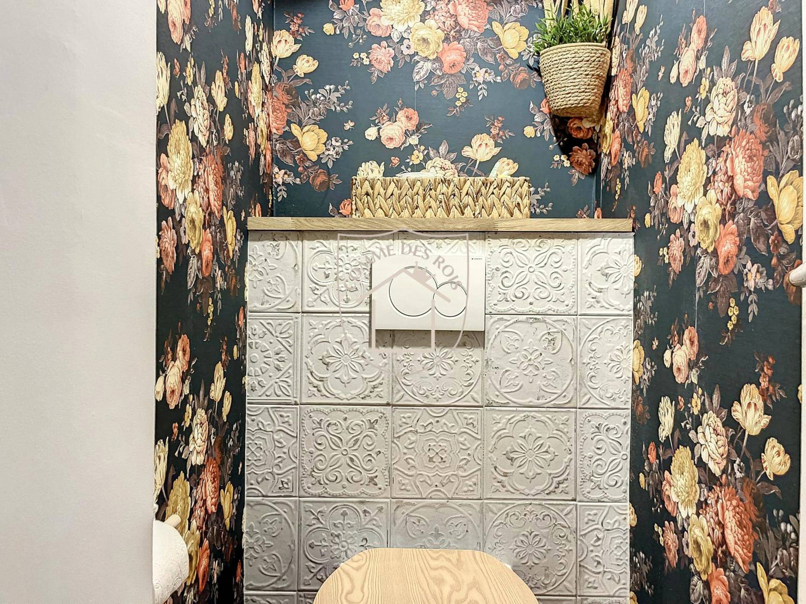 Toilettes avec mur floral et carreaux de ciment - La Romantique des Rois # Jacuzzi # Sauna
