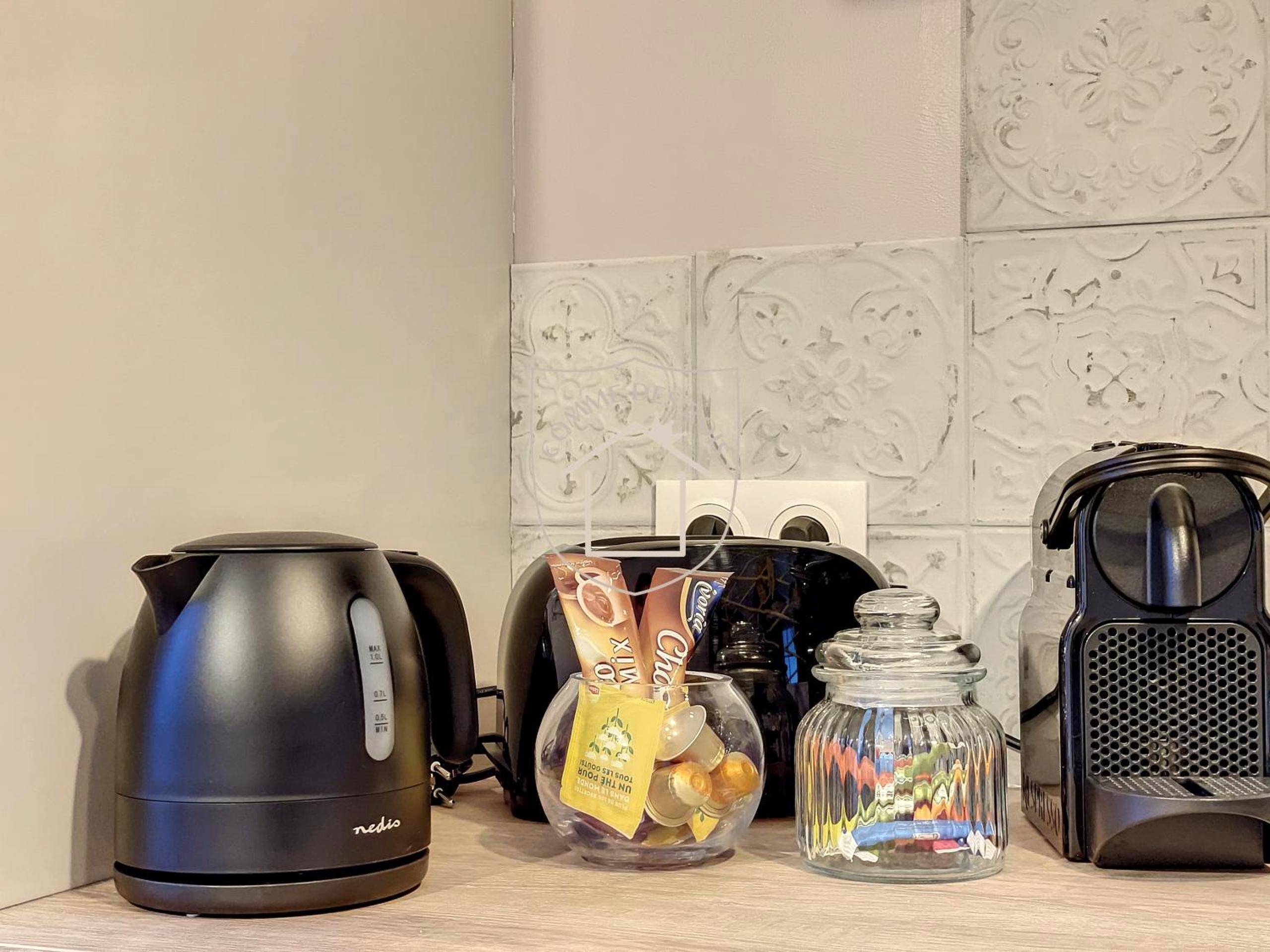 Espace café avec bouilloire et machine à capsules - La Romantique des Rois # Jacuzzi # Sauna
