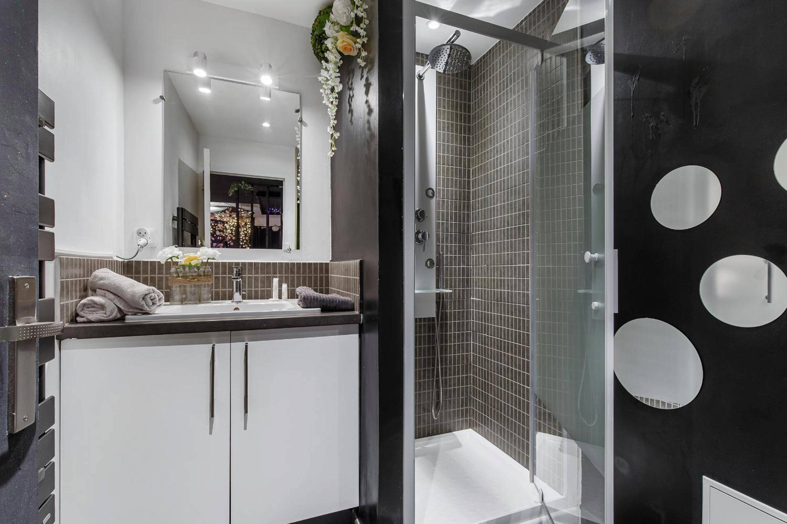 Salle d'eau moderne avec douche à l'italienne - LA ROMANTIQUE ROOM