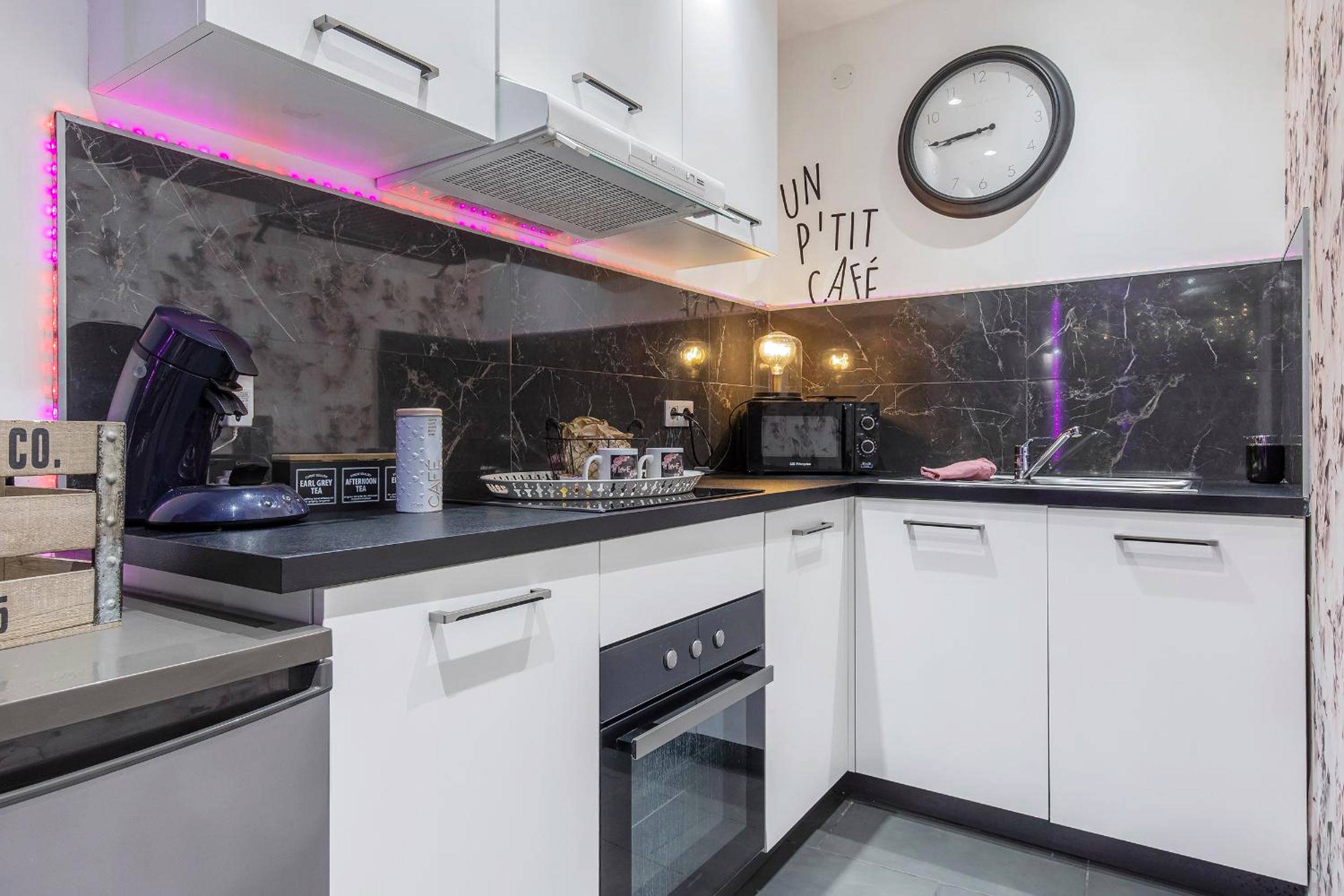 Cuisine équipée avec crédence en marbre noir - LA ROMANTIQUE ROOM