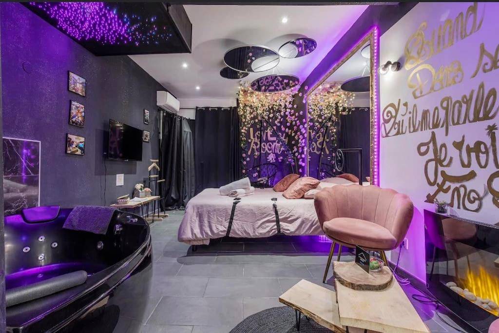 Vue d'ensemble de la suite avec spa privatif - LA ROMANTIQUE ROOM