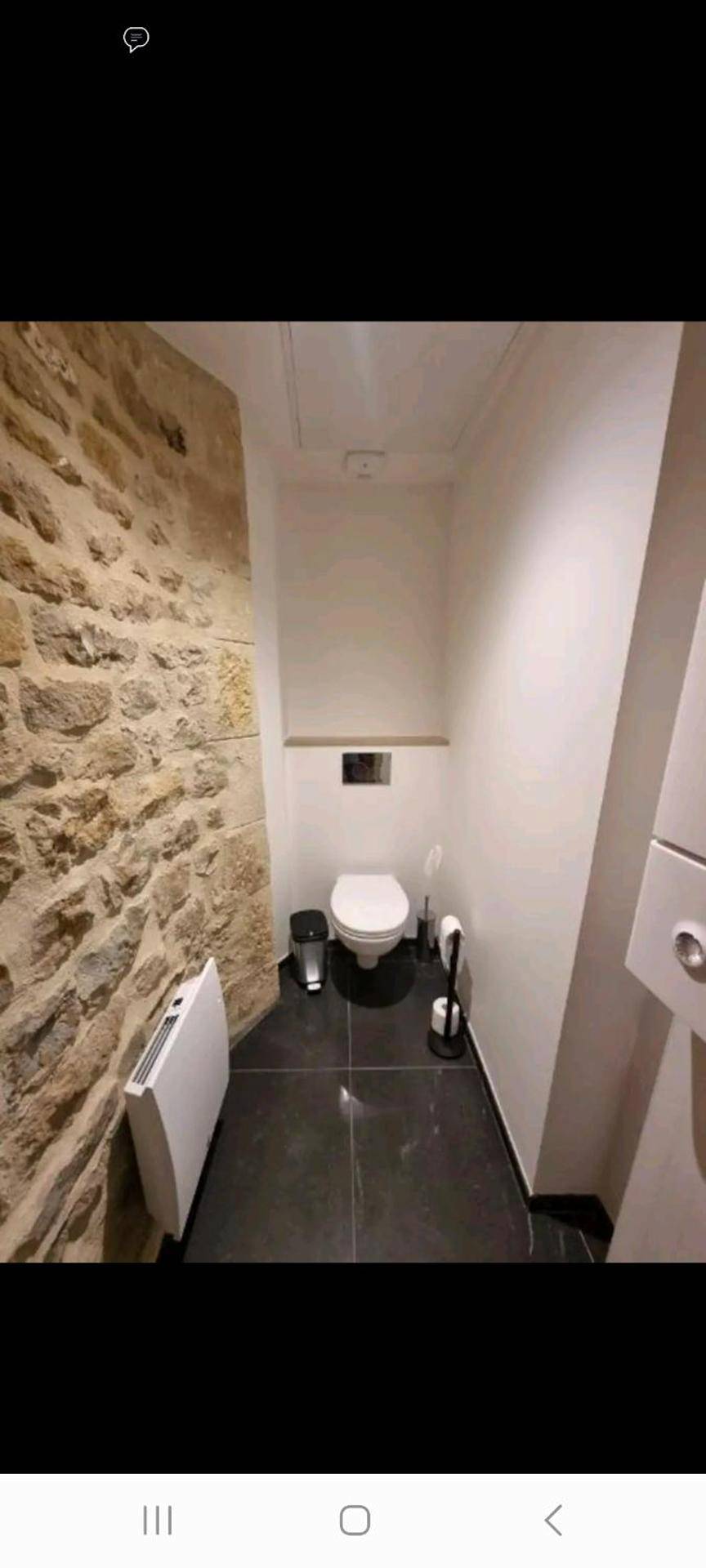 Toilettes séparées avec mur en pierre apparente - Romantique room