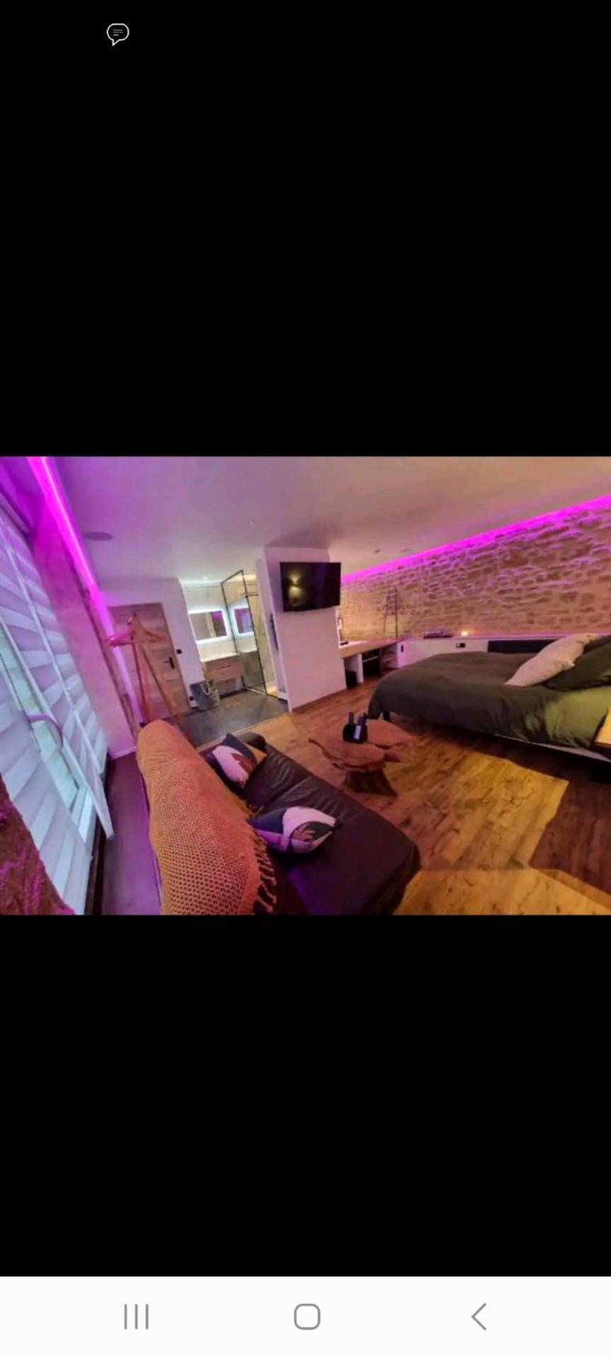 Espace studio avec salon, lit et néons roses - Romantique room