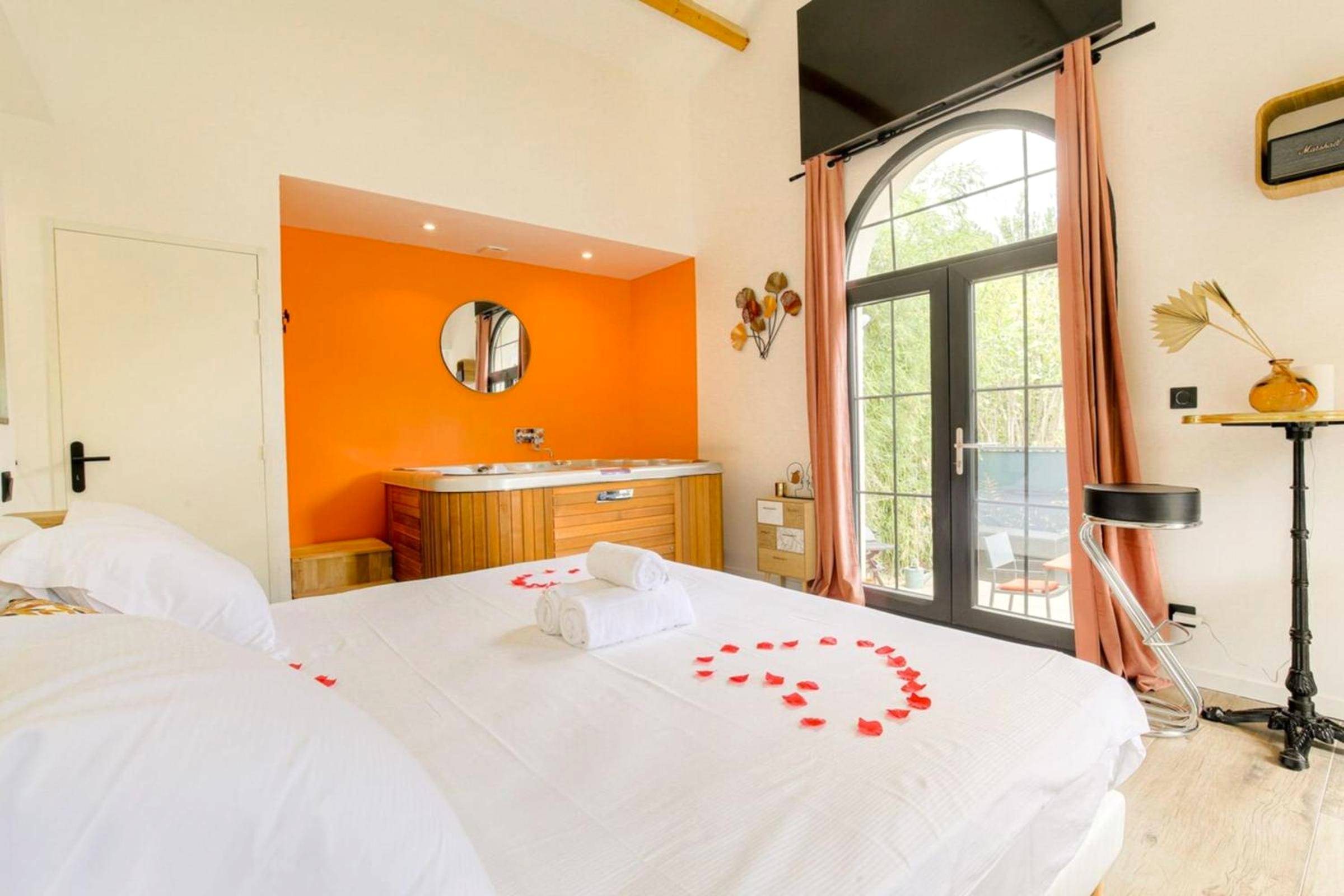 Lit double avec cœurs en pétales de rose - Love Room Dardilly - Romantique et Sensuelle