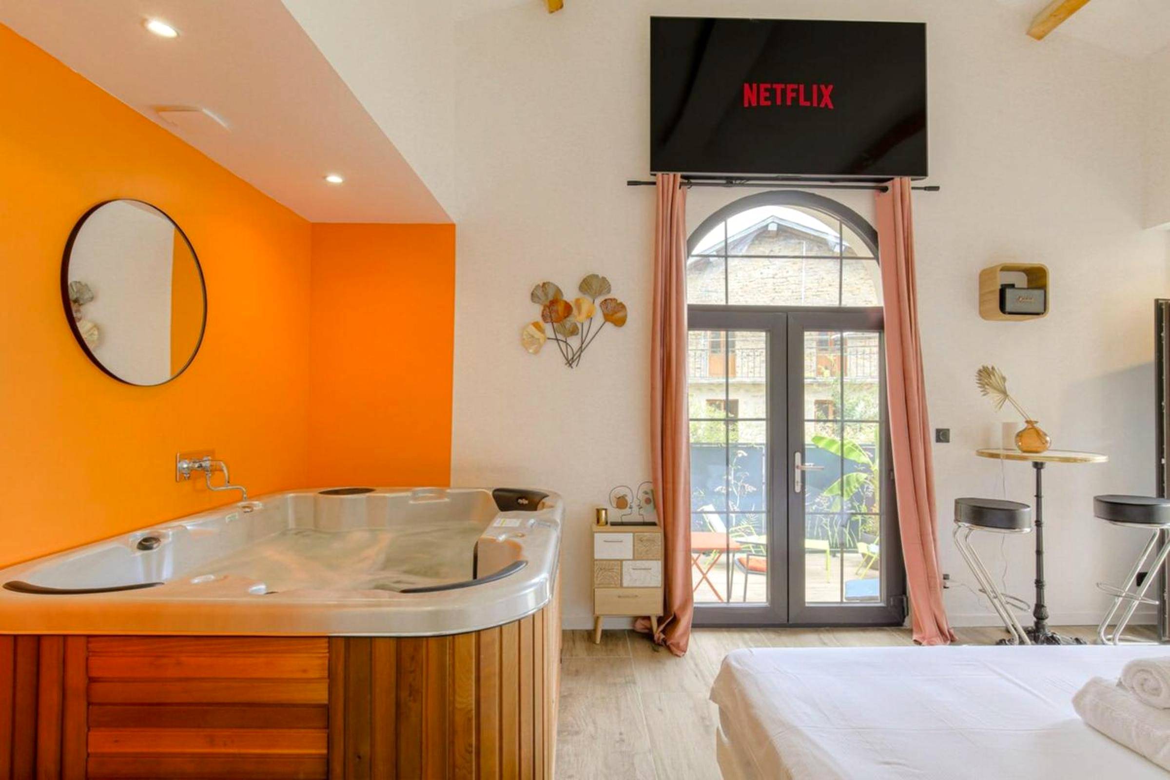 Jacuzzi privatif avec habillage en bois - Romantique et Sensuelle