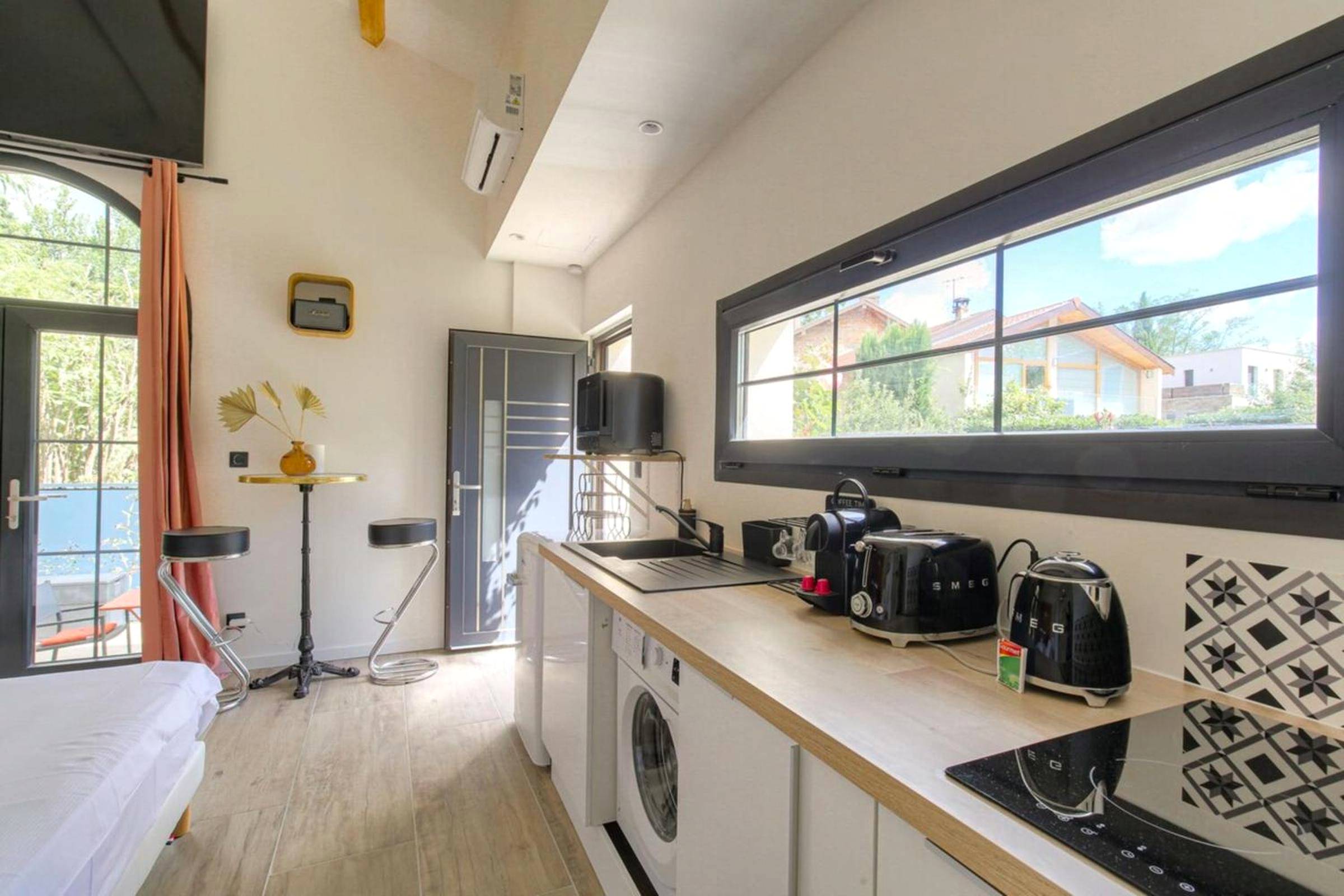 Cuisine équipée moderne avec petit électroménager - Romantique et Sensuelle