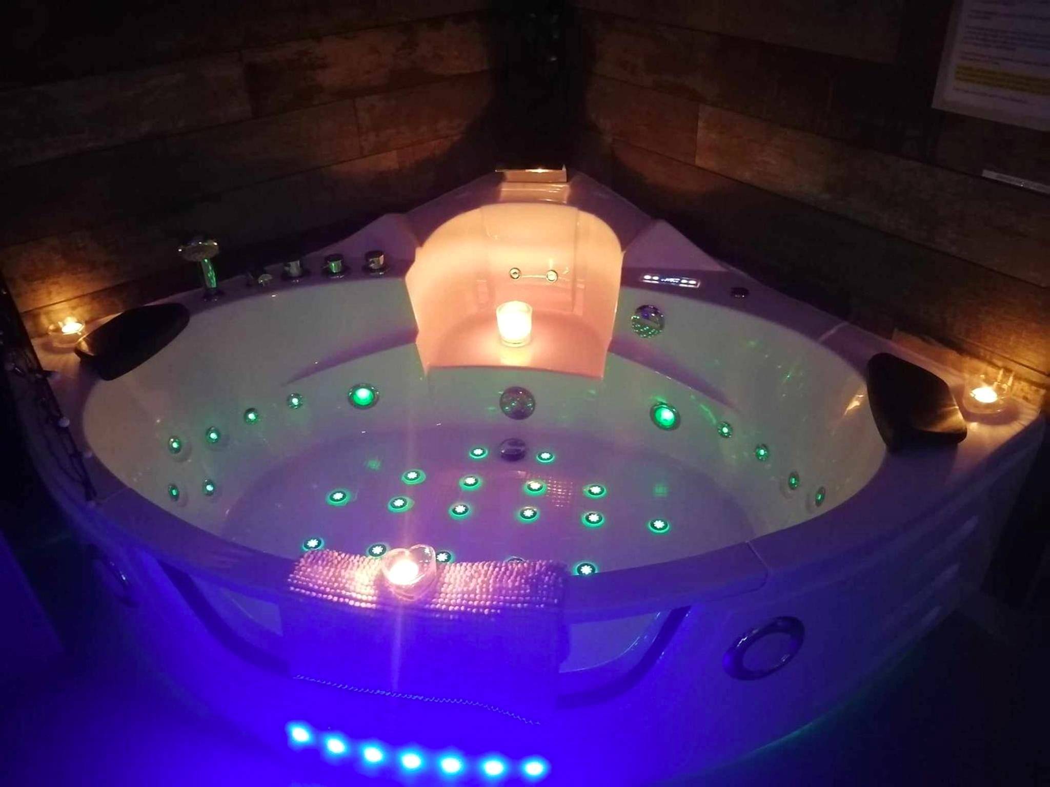 Jacuzzi privatif avec éclairage LED et bougies - Love Room Dijon - Romantisme et glamour 2 avec spa , clim et jardin