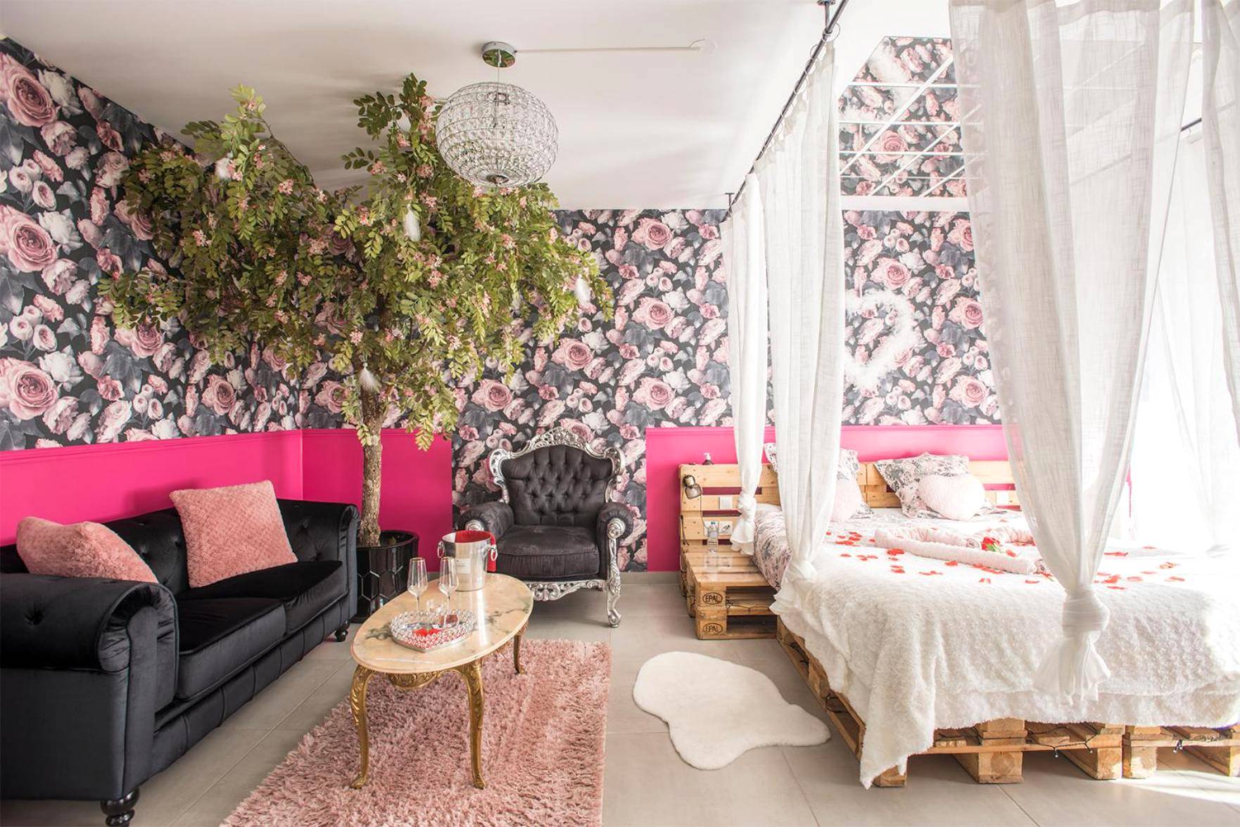 Lit à baldaquin en palettes et salon fleuri - Romantisme et glamour 2 avec spa , clim et jardin