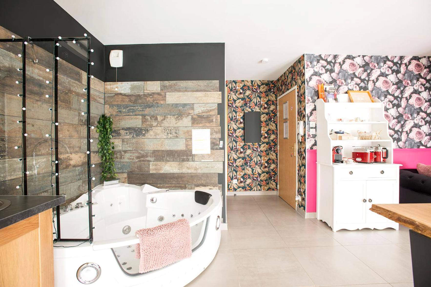 Baignoire balnéo d'angle et buffet blanc - Romantisme et glamour 2 avec spa , clim et jardin