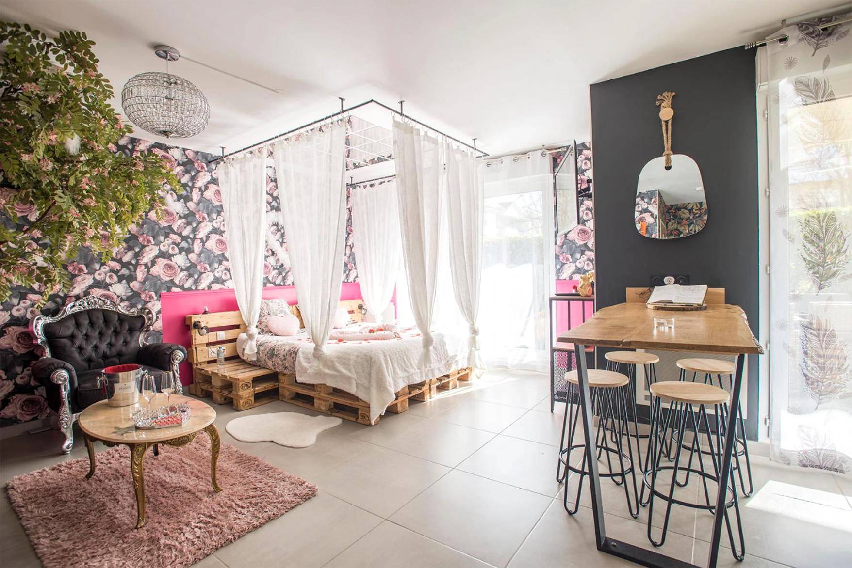Espace de vie avec mange - debout et lit baldaquin - Romantisme et glamour 2 avec spa , clim et jardin