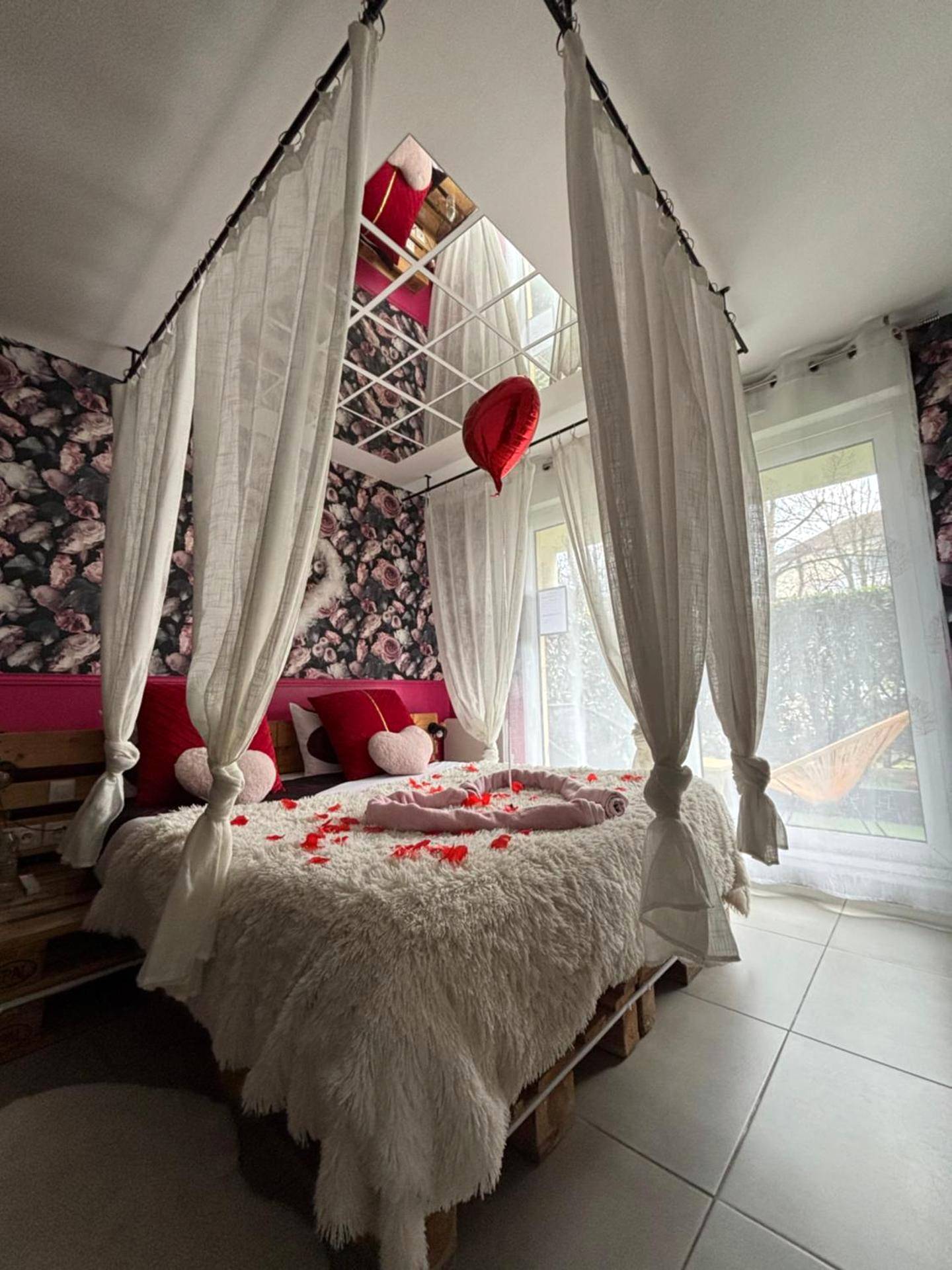 Photo du logement - Romantisme et glamour 2 avec spa , clim et jardin