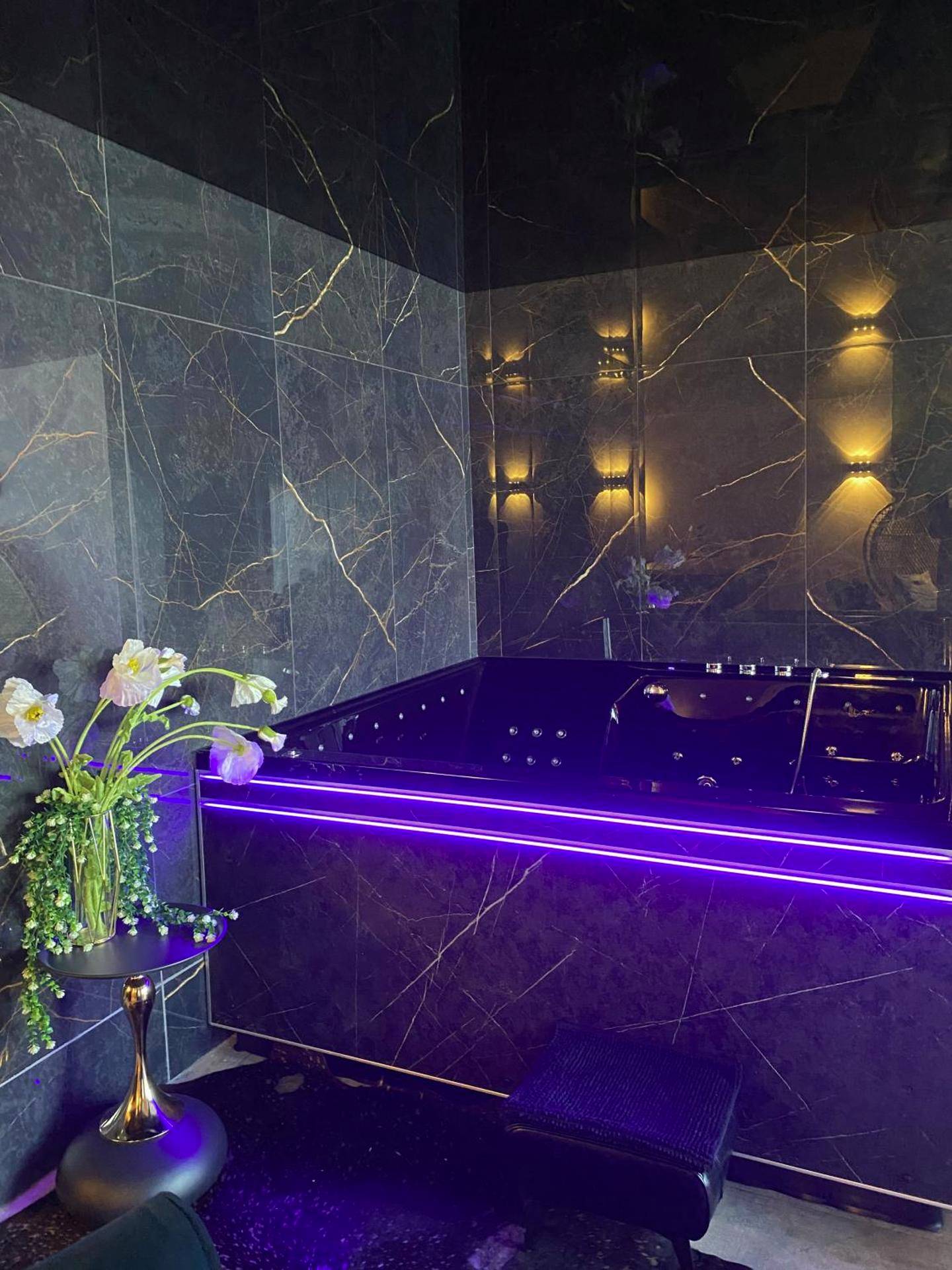 Baignoire balnéo noire avec éclairage LED violet - Love Room Mellecey - La Ronde des Bois - Romance et Bien Être -...