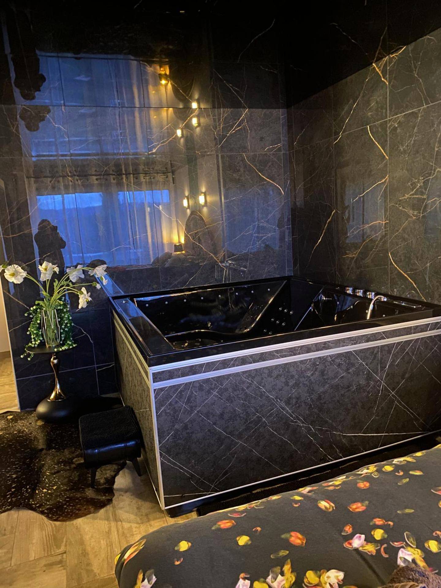 Photo du logement - La Ronde des Bois - Romance et Bien Être - Jacuzzi privatif - piscine - patio