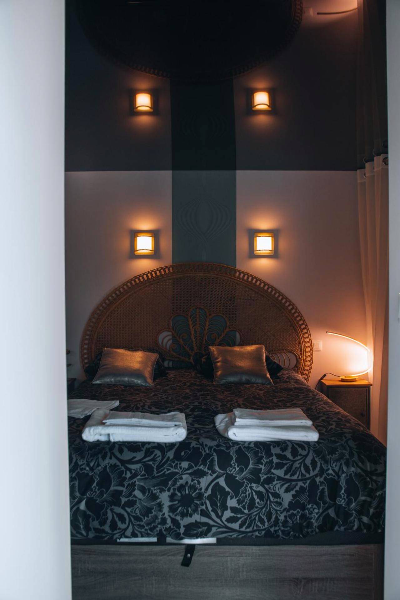 Photo du logement - La Ronde des Bois - Romance et Bien Être - Jacuzzi privatif - piscine - patio - Chalon - sur - Saône