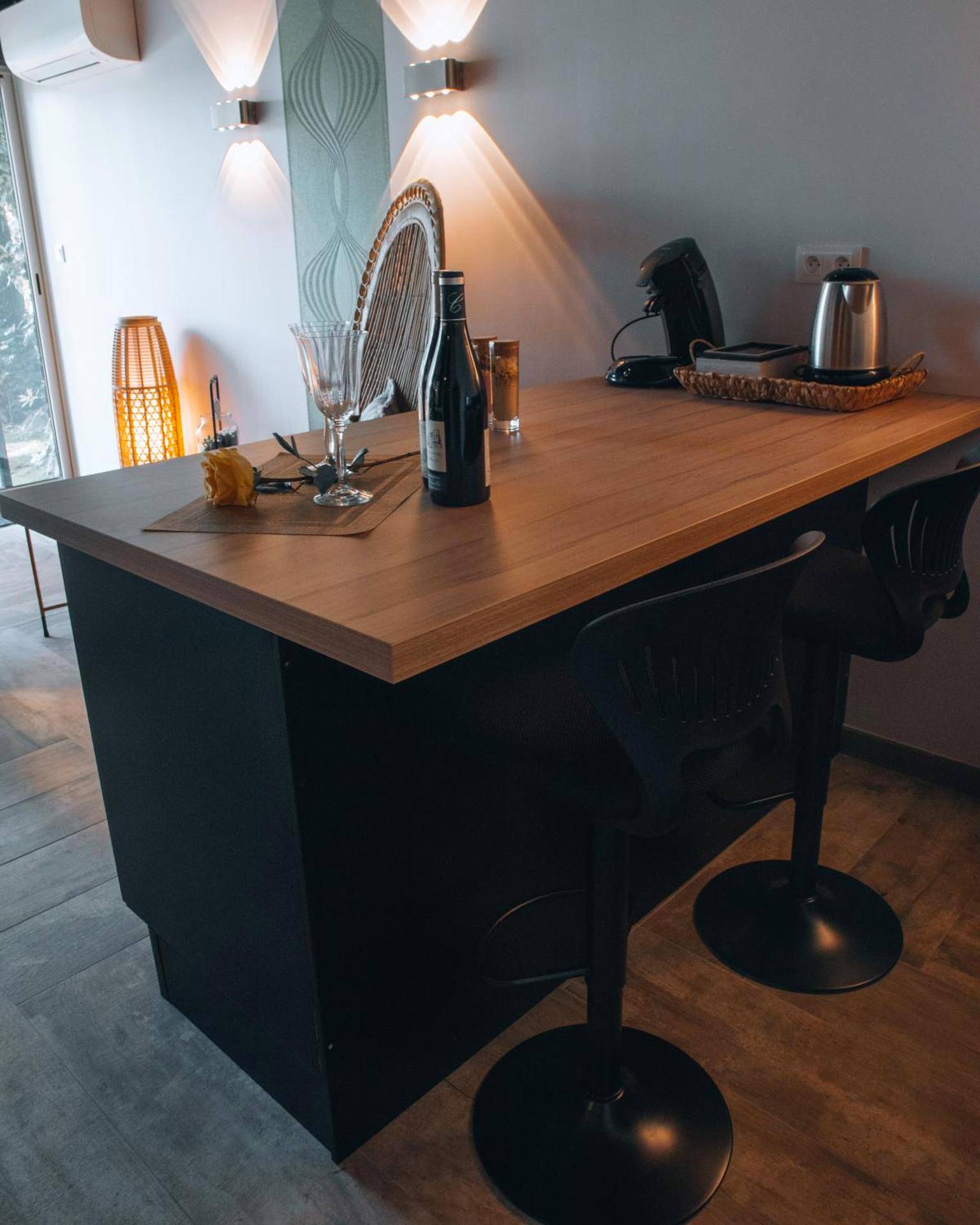 Espace bar avec bouteille de vin et verres - La Ronde des Bois - Romance et Bien Être - Jacuzzi privatif - piscine - patio