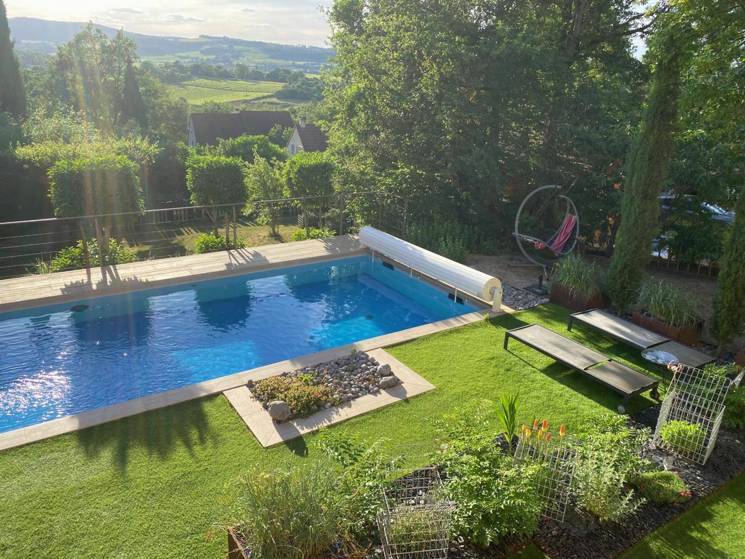 Piscine extérieure avec terrasse et transats - La Ronde des Bois - Romance et Bien Être - Jacuzzi privatif - piscine - patio
