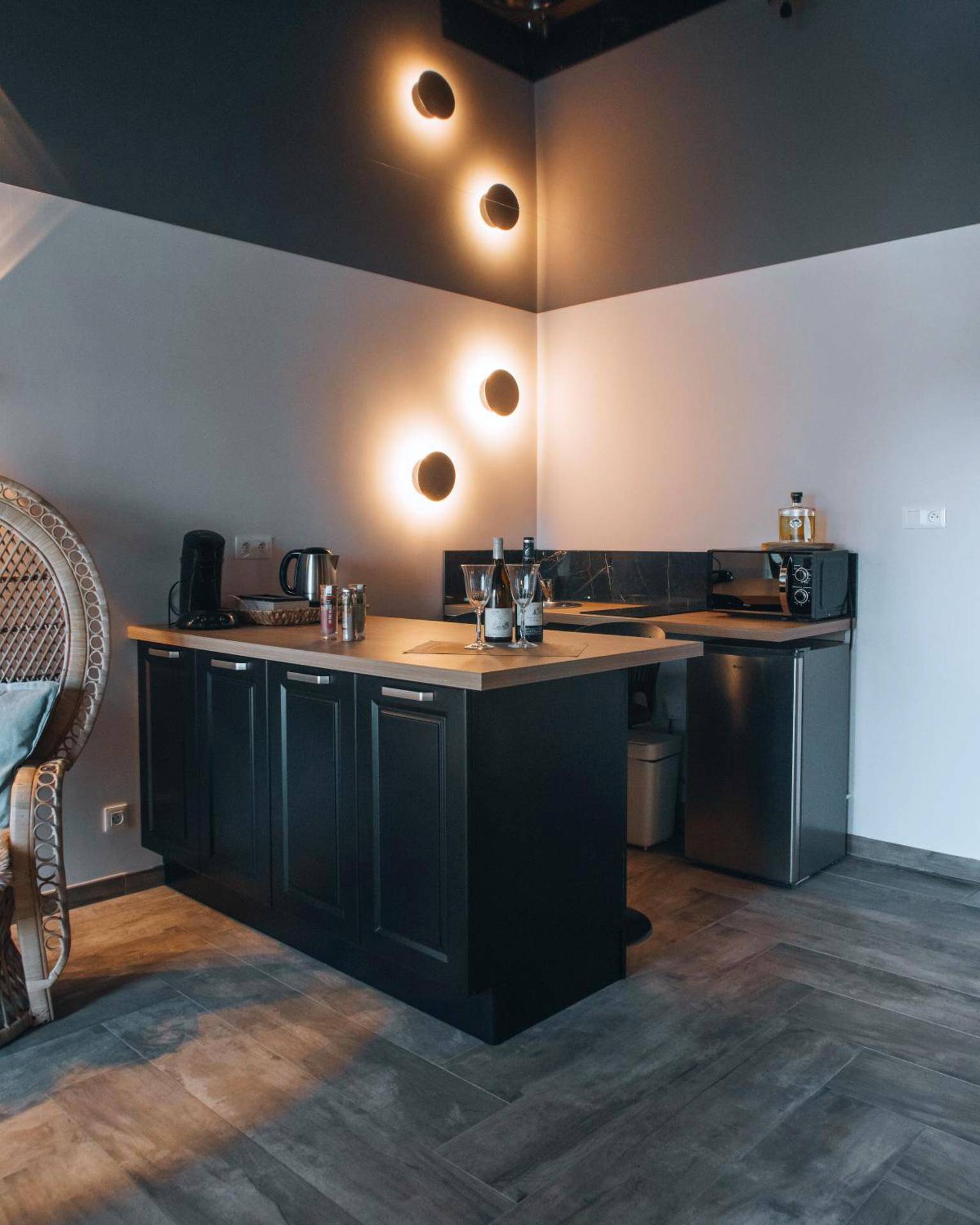 Cuisine équipée avec îlot central et luminaires - La Ronde des Bois - Romance et Bien Être - Jacuzzi privatif - piscine...