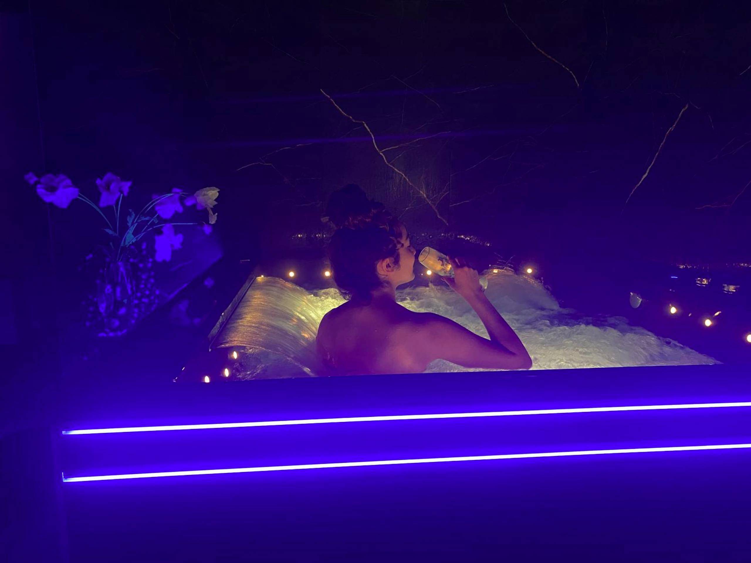 Photo du logement - La Ronde des Bois - Romance et Bien Être - Jacuzzi privatif - piscine - patio