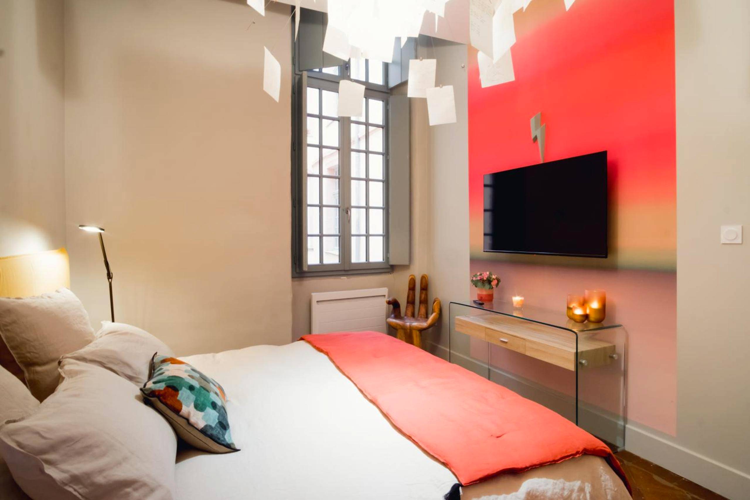 Chambre avec lit double et écran plat mural - room five - parking, balnéothérapie, place nationale, un havre de paix