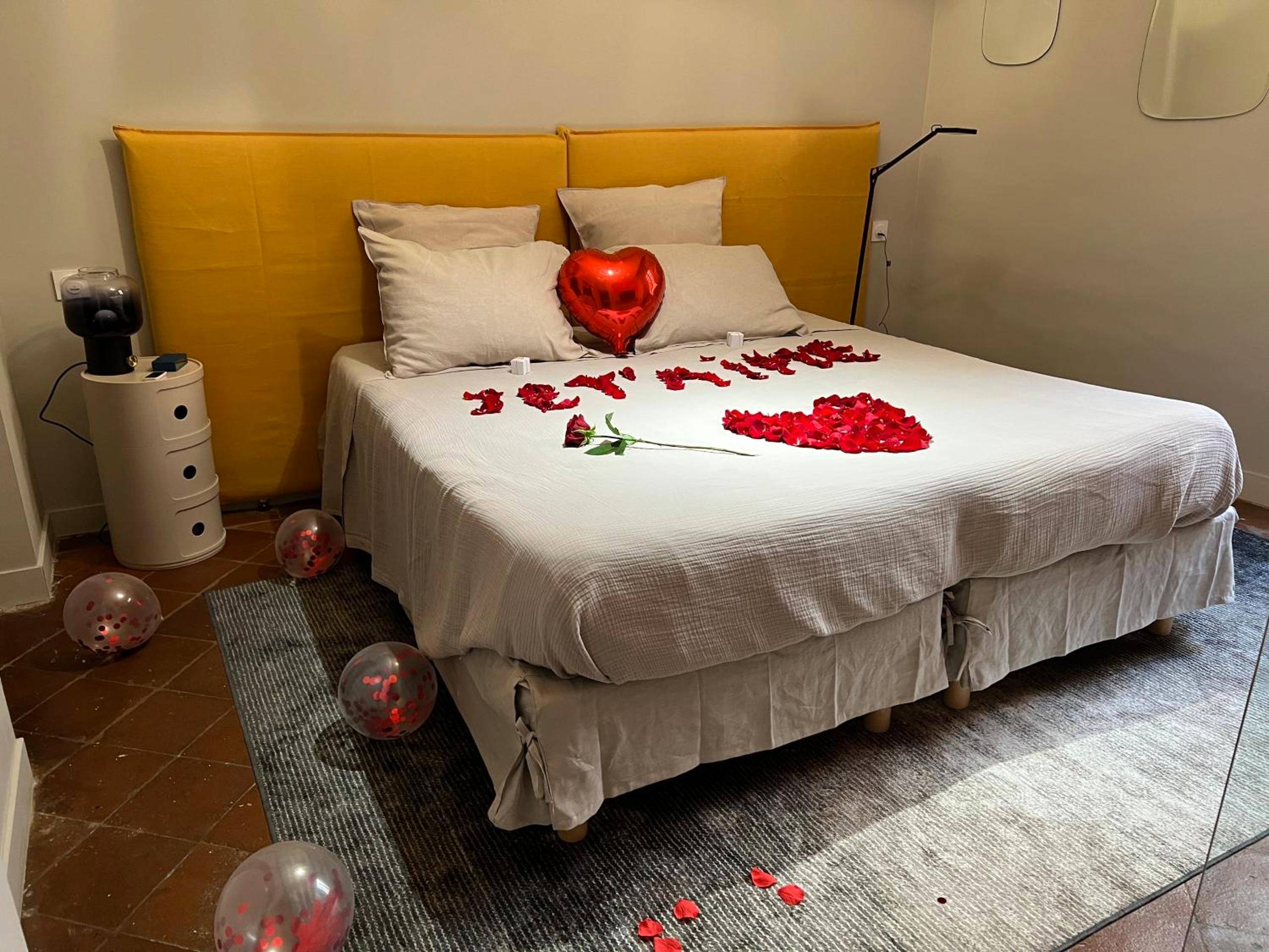 Photo du logement - room five - parking, balnéothérapie, place nationale, un havre de paix