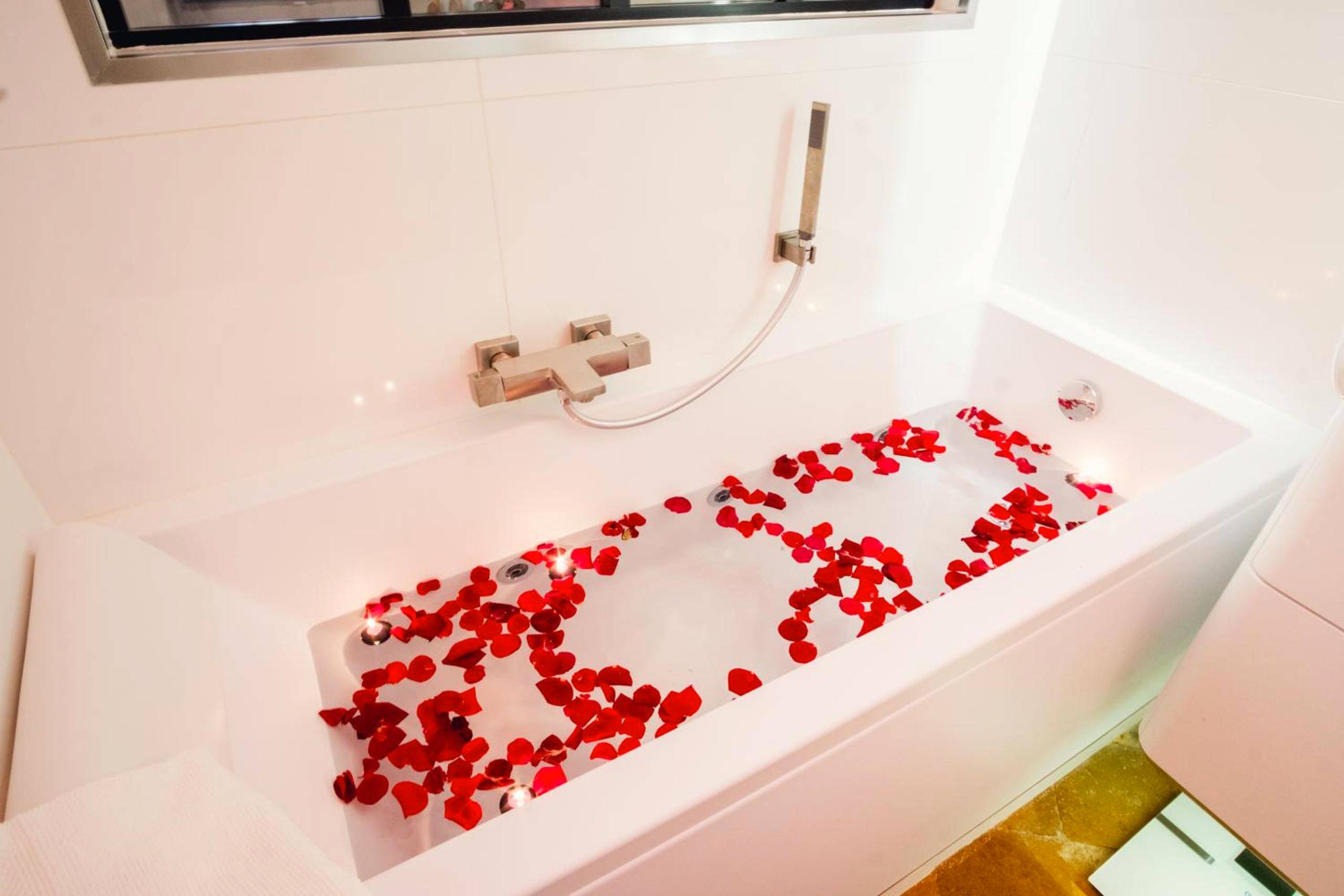 Photo du logement - room five - parking, balnéothérapie, place nationale, un havre de paix - Montauban