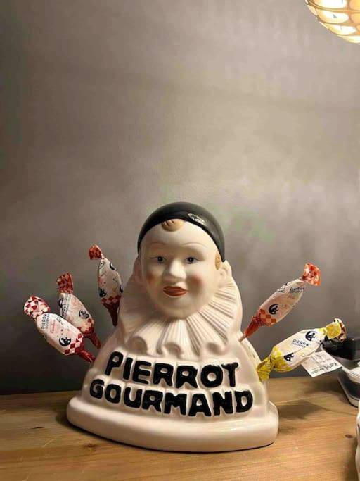 Photo du logement - room five - parking, balnéothérapie, place nationale, un havre de paix