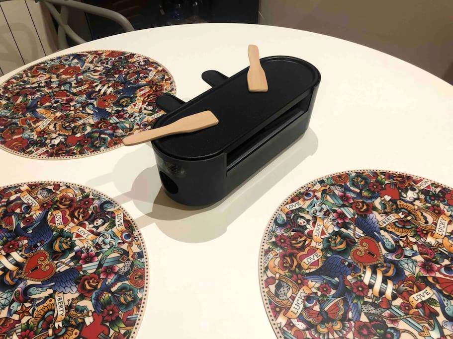 Photo du logement - room five - parking, balnéothérapie, place nationale, un havre de paix