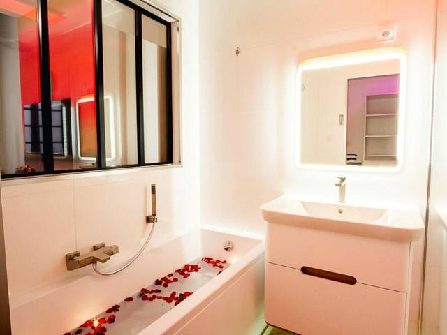 Baignoire avec pétales de rose et miroir LED - room five - parking, balnéothérapie, place nationale, un havre de paix