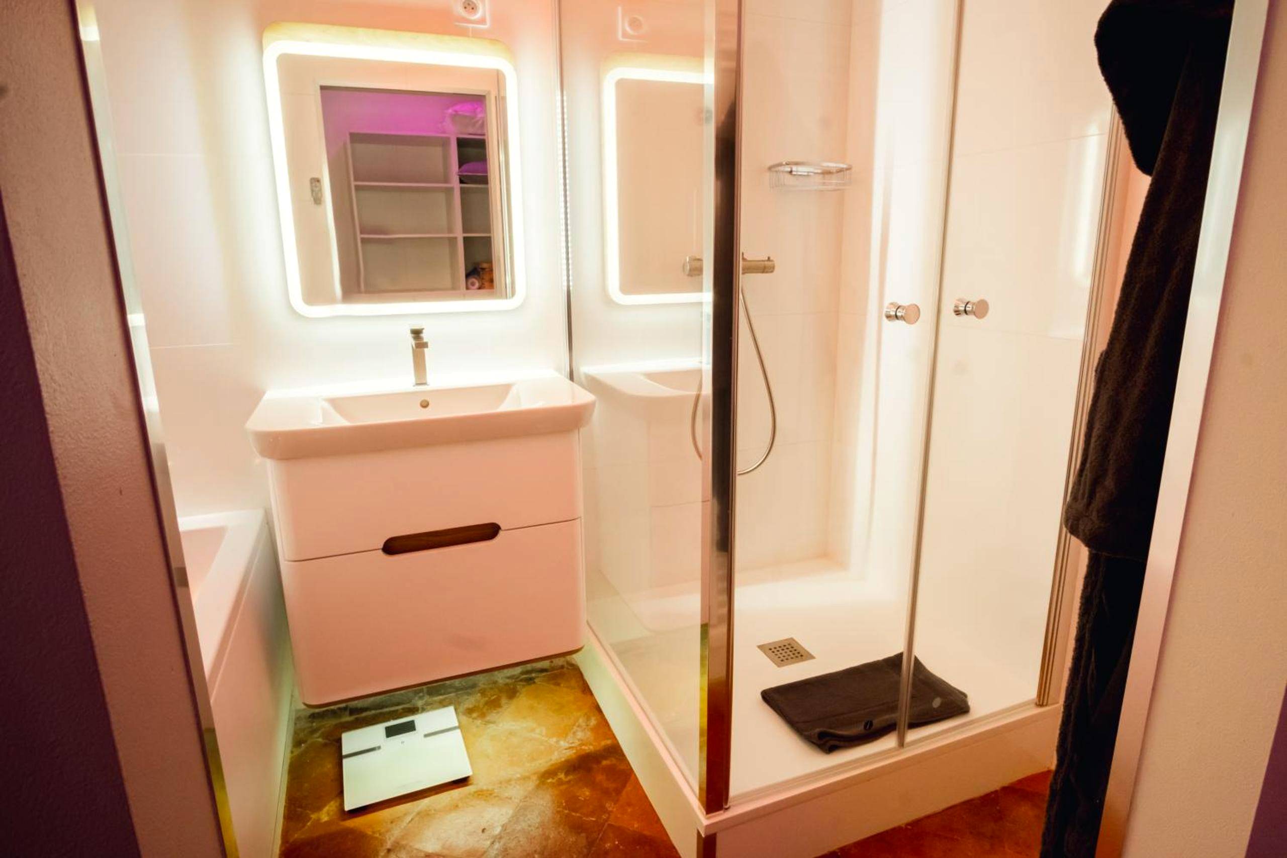 Photo du logement - room five - parking, balnéothérapie, place nationale, un havre de paix - Montauban