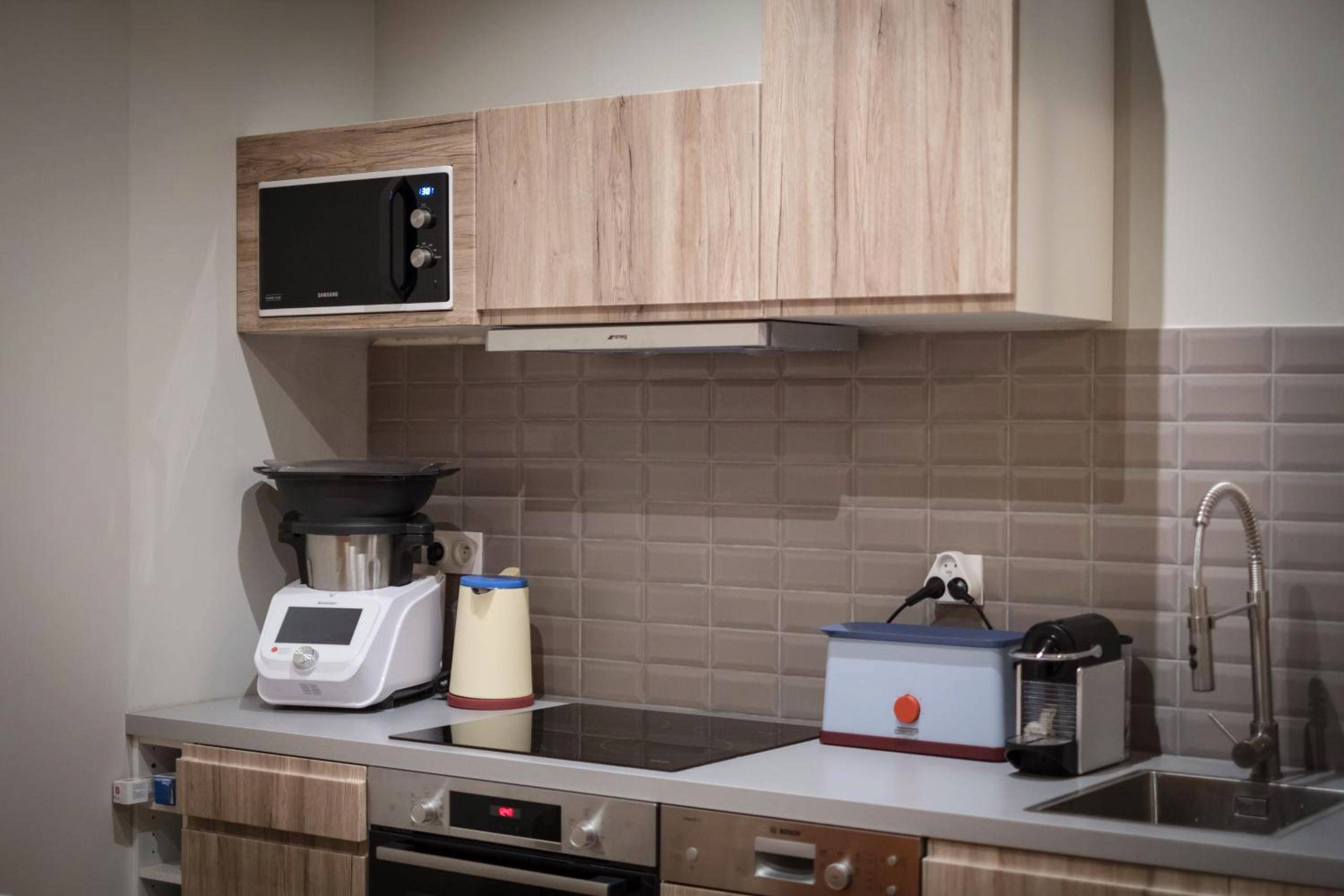 Photo du logement - room five - parking, balnéothérapie, place nationale, un havre de paix