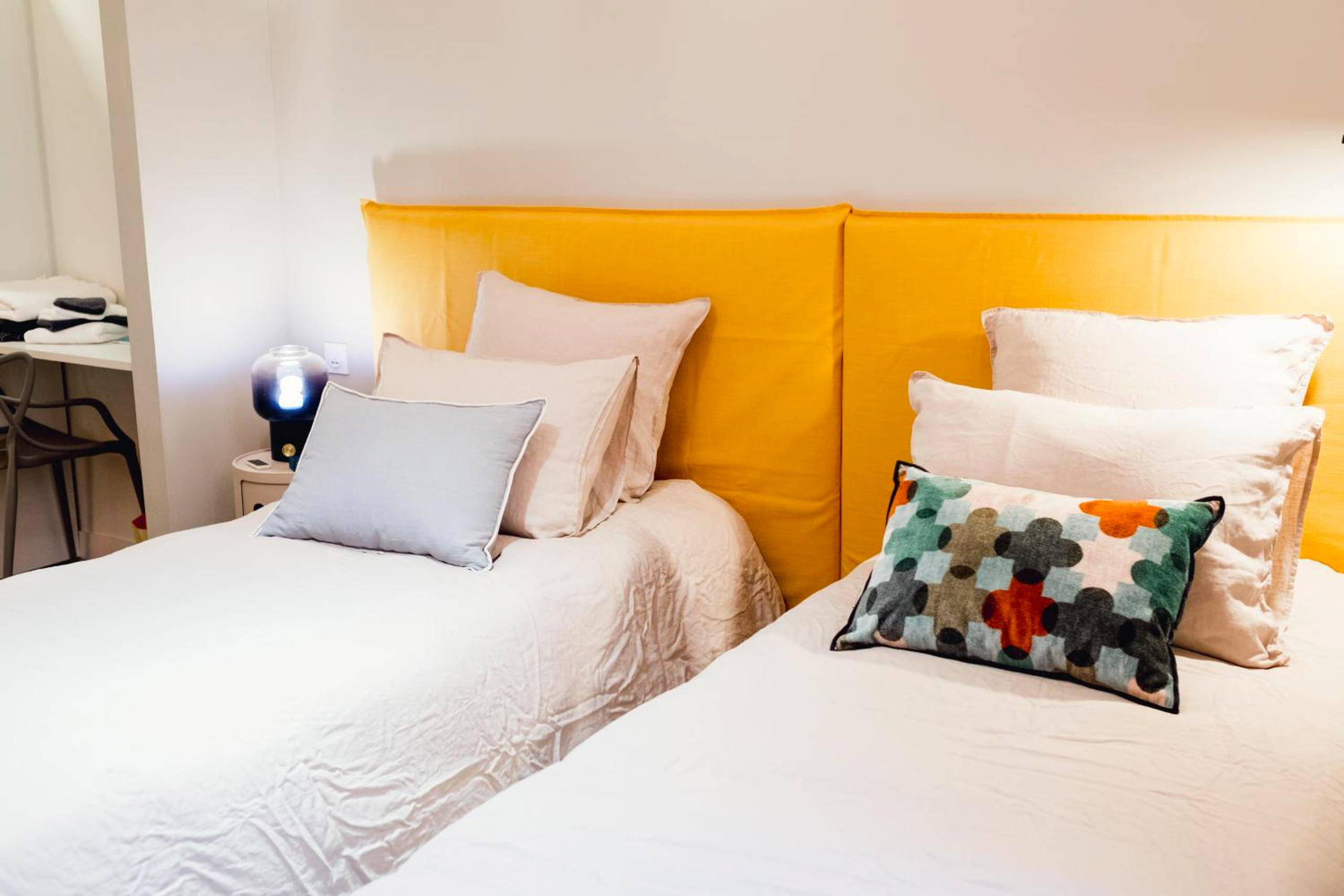 Photo du logement - room five - parking, balnéothérapie, place nationale, un havre de paix