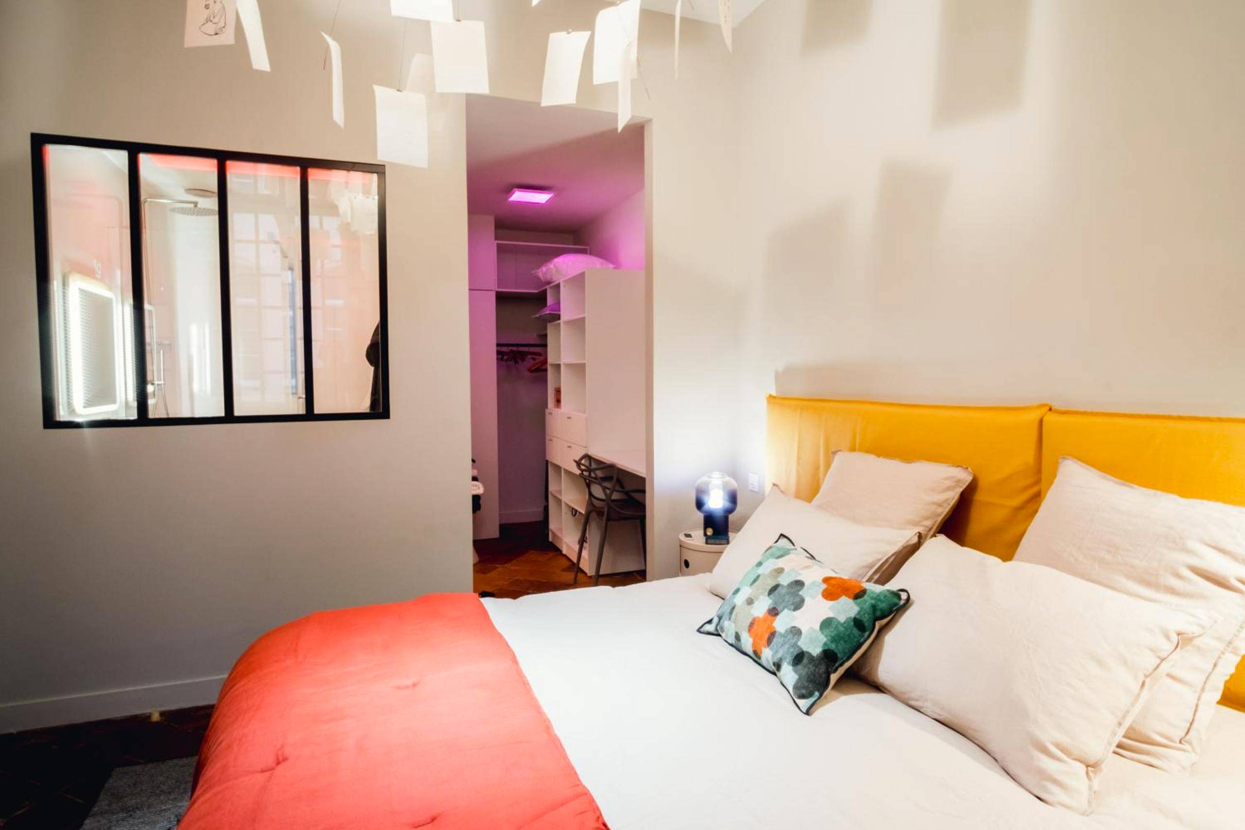 Photo du logement - room five - parking, balnéothérapie, place nationale, un havre de paix - Montauban