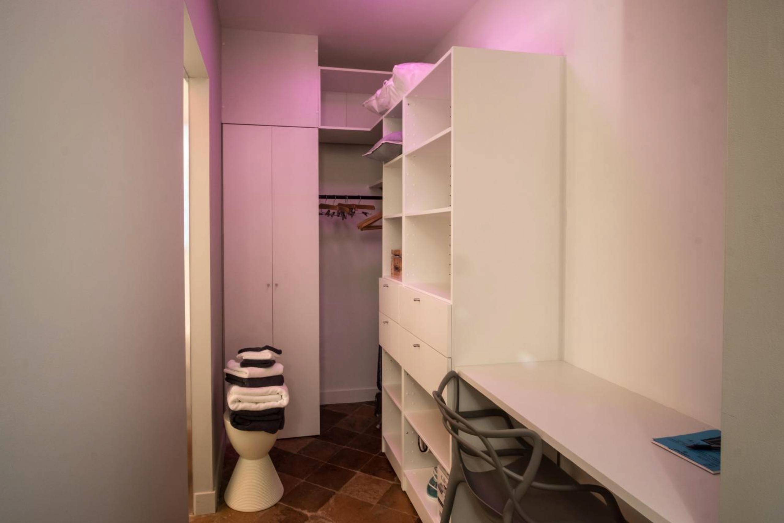 Photo du logement - room five - parking, balnéothérapie, place nationale, un havre de paix