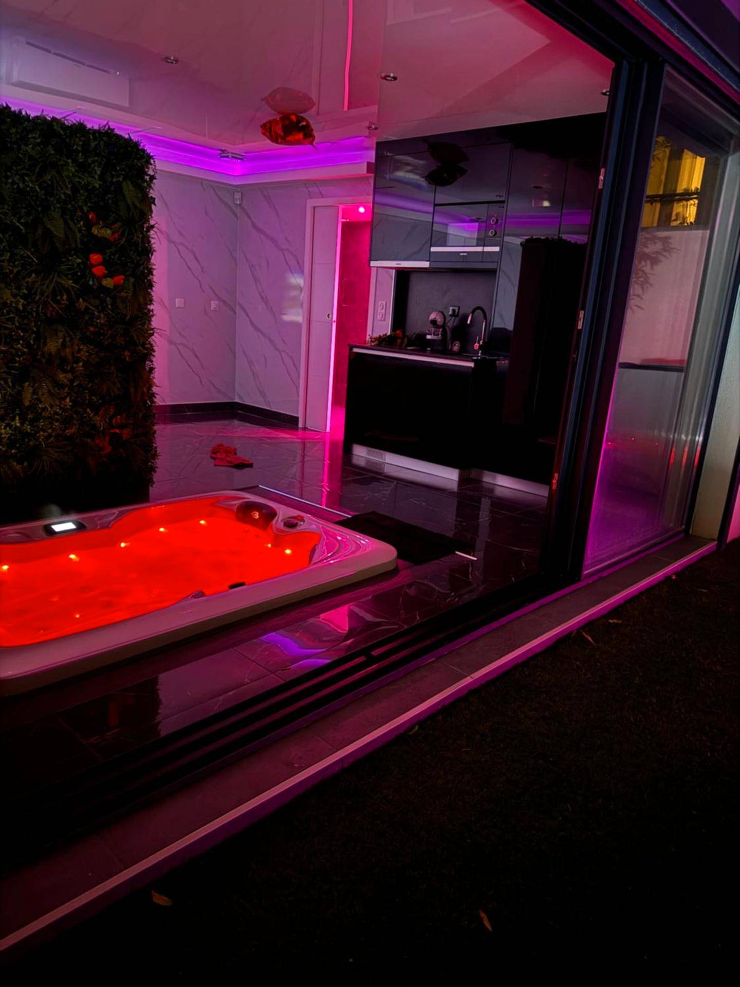 Jacuzzi intérieur avec éclairage LED rouge - Love Room Romantique